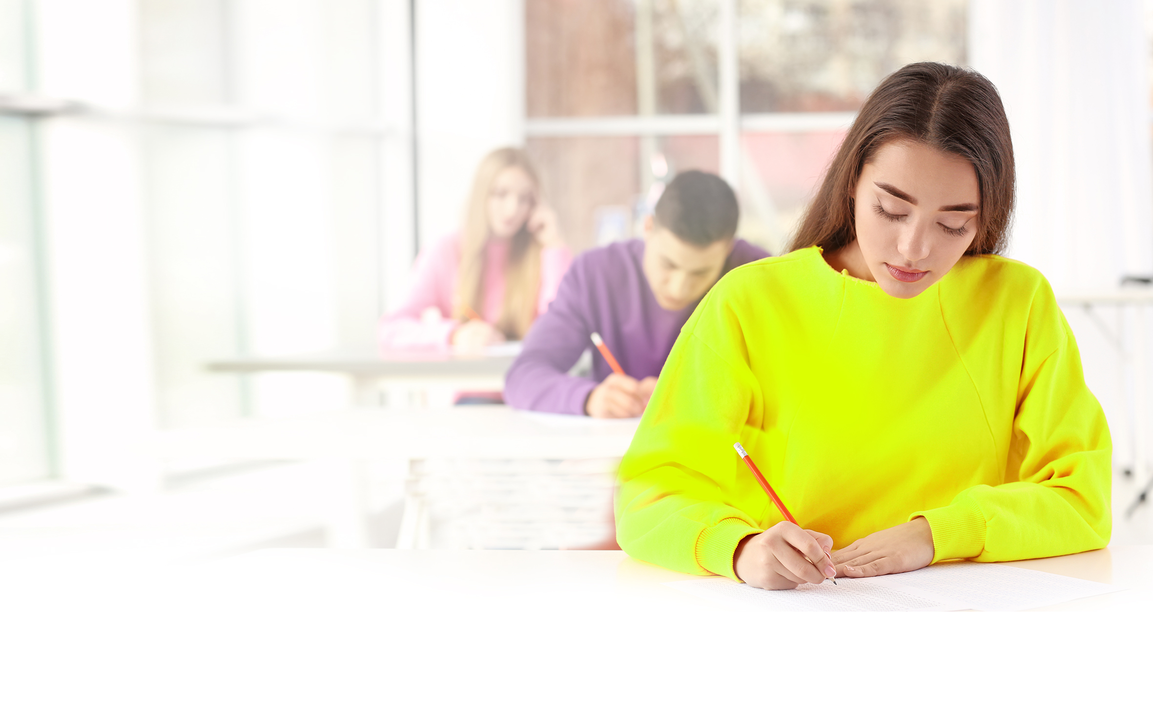 Alumnes fent un examen