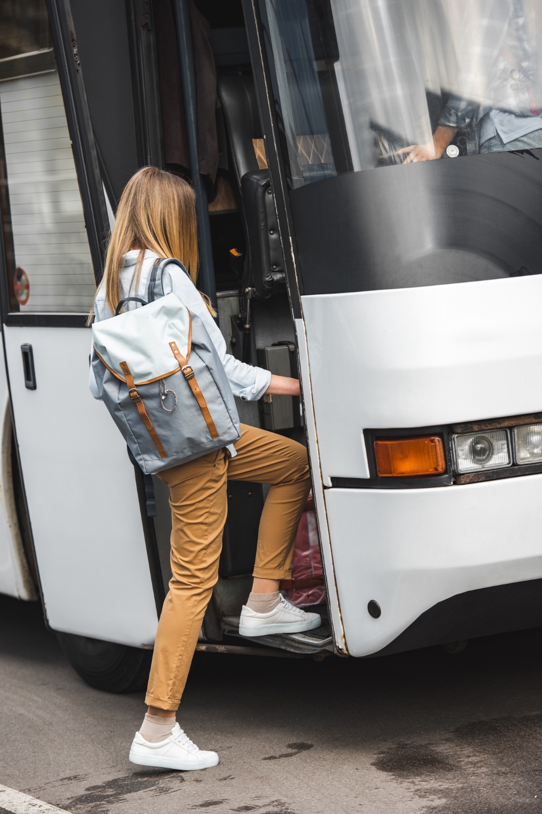 Alumna pujant al transport escolar