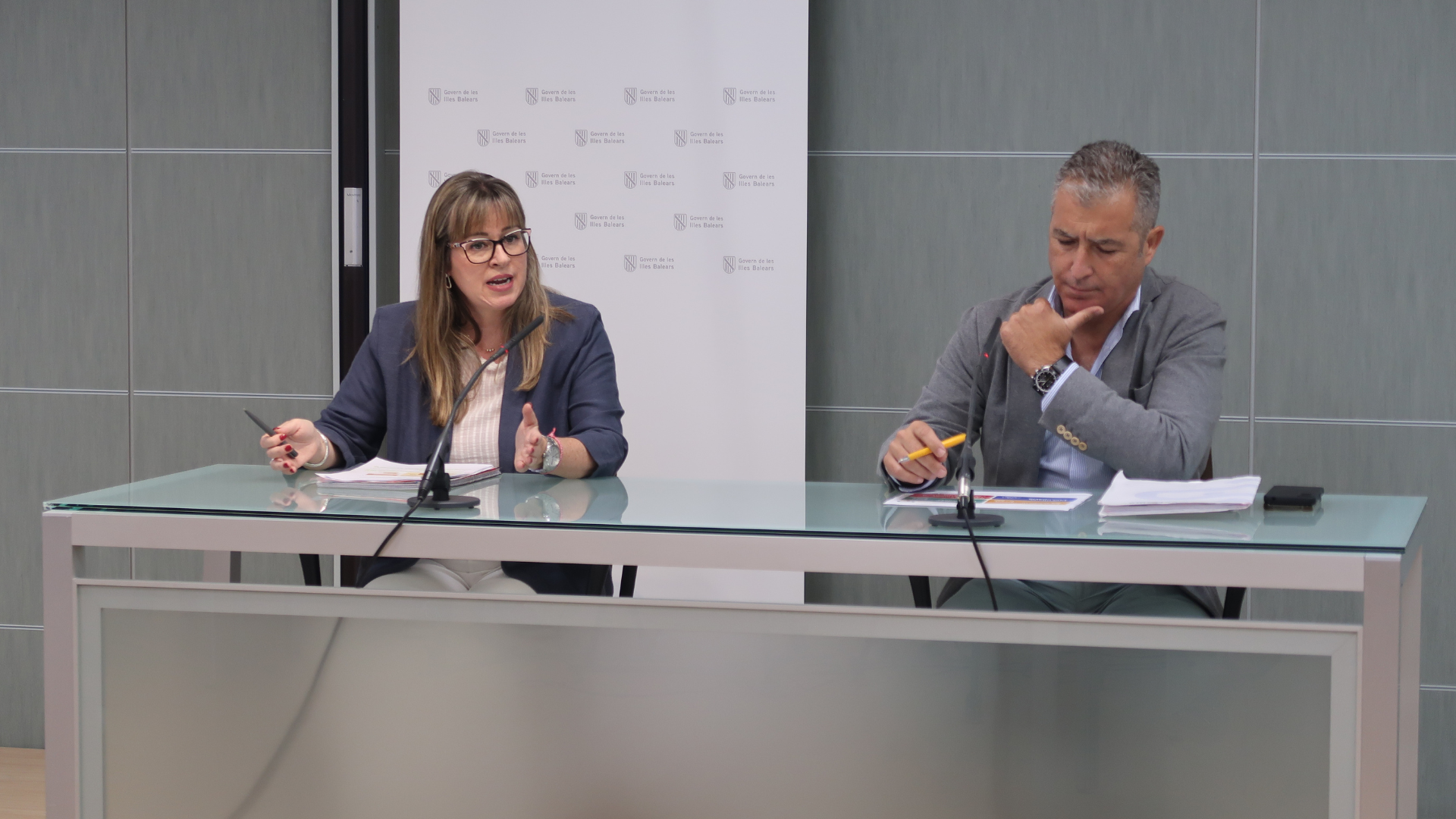 Directora general d’Economia i Estadística, Catalina Barceló, i el director general d’Empreses, Autònoms i Comerç, José Antonio Caldés en roda de premsa