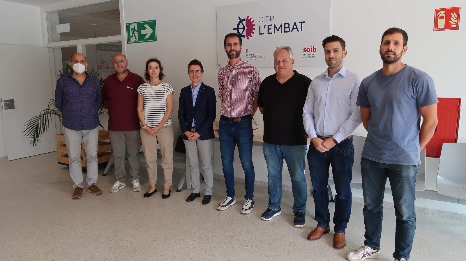 La directora del SOIB, Mª Luz Moreno, juntament amb la coordinadora, María Luján Olivera han visitat el centre i s'han reunit amb el seu equip directiu i professorat.