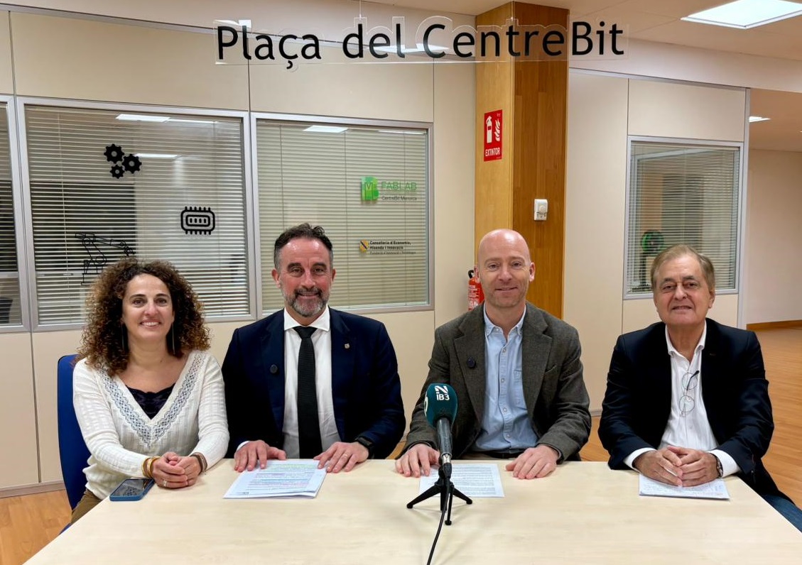 El president del Consell de Menorca, Adolfo Vilafranca; el conseller d'Habitatge, Territori i Mobilitat, José Luis Mateo; la directora general de Mobilitat del Govern, Lorena del Valle; i el conseller insular de Mobilitat, Juan Manuel Delgado
