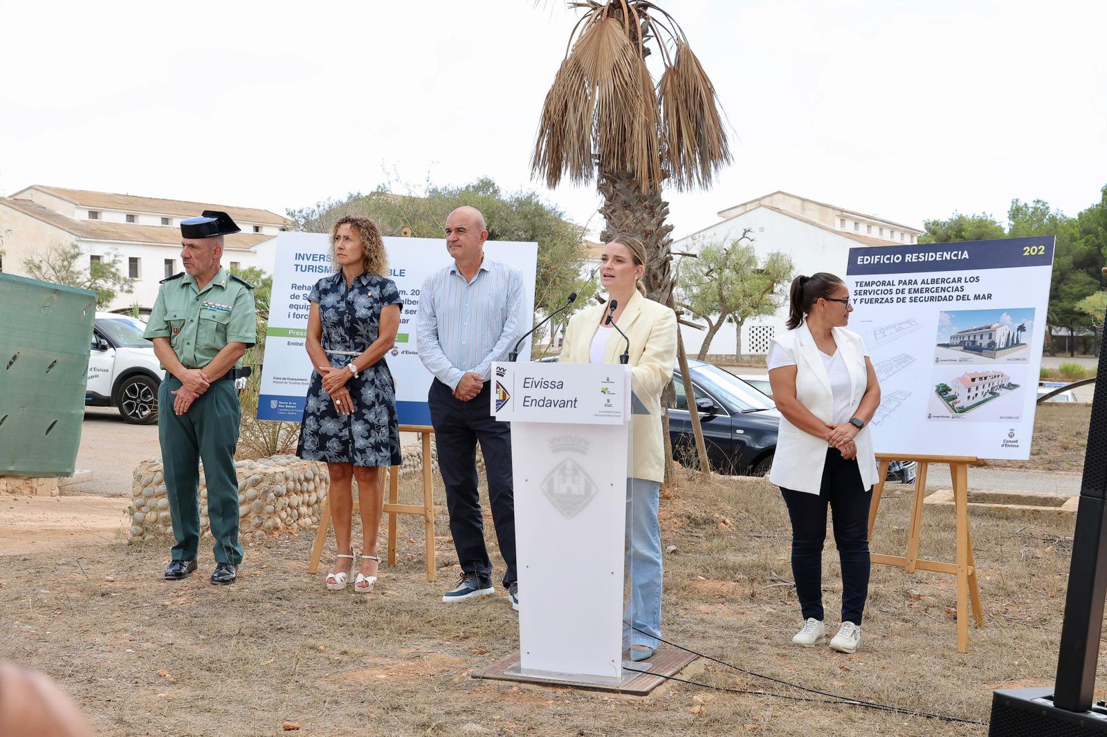 Margalida Prohens i Vicent Marí visiten les obres de la futura base del Servei Marítim de la Guàrdia Civil a Eivissa