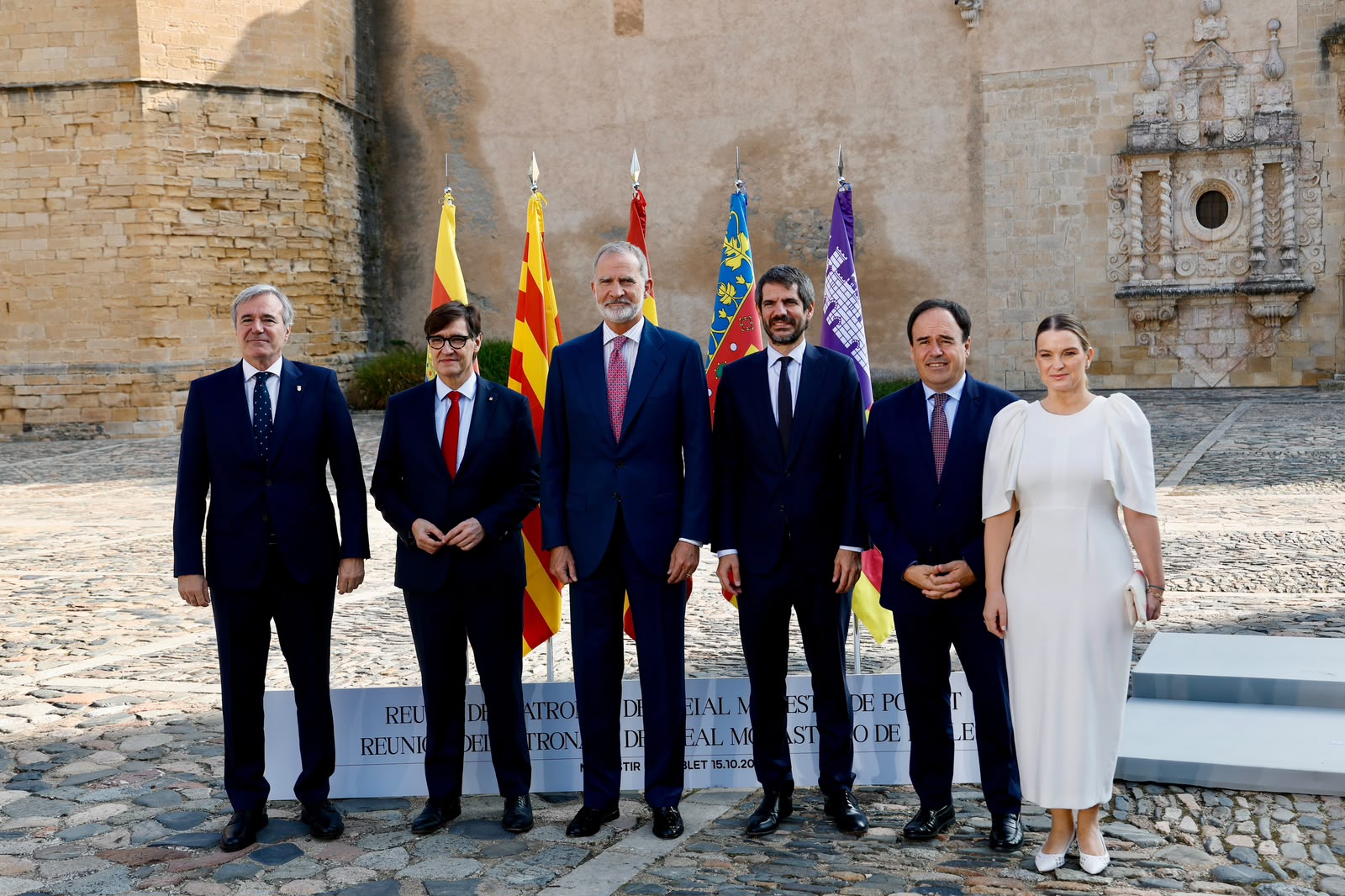 Els presidents autonòmics, el ministre de Cultura i Sa Majestat el Rei Felip VI, al Monestir de Poblet.