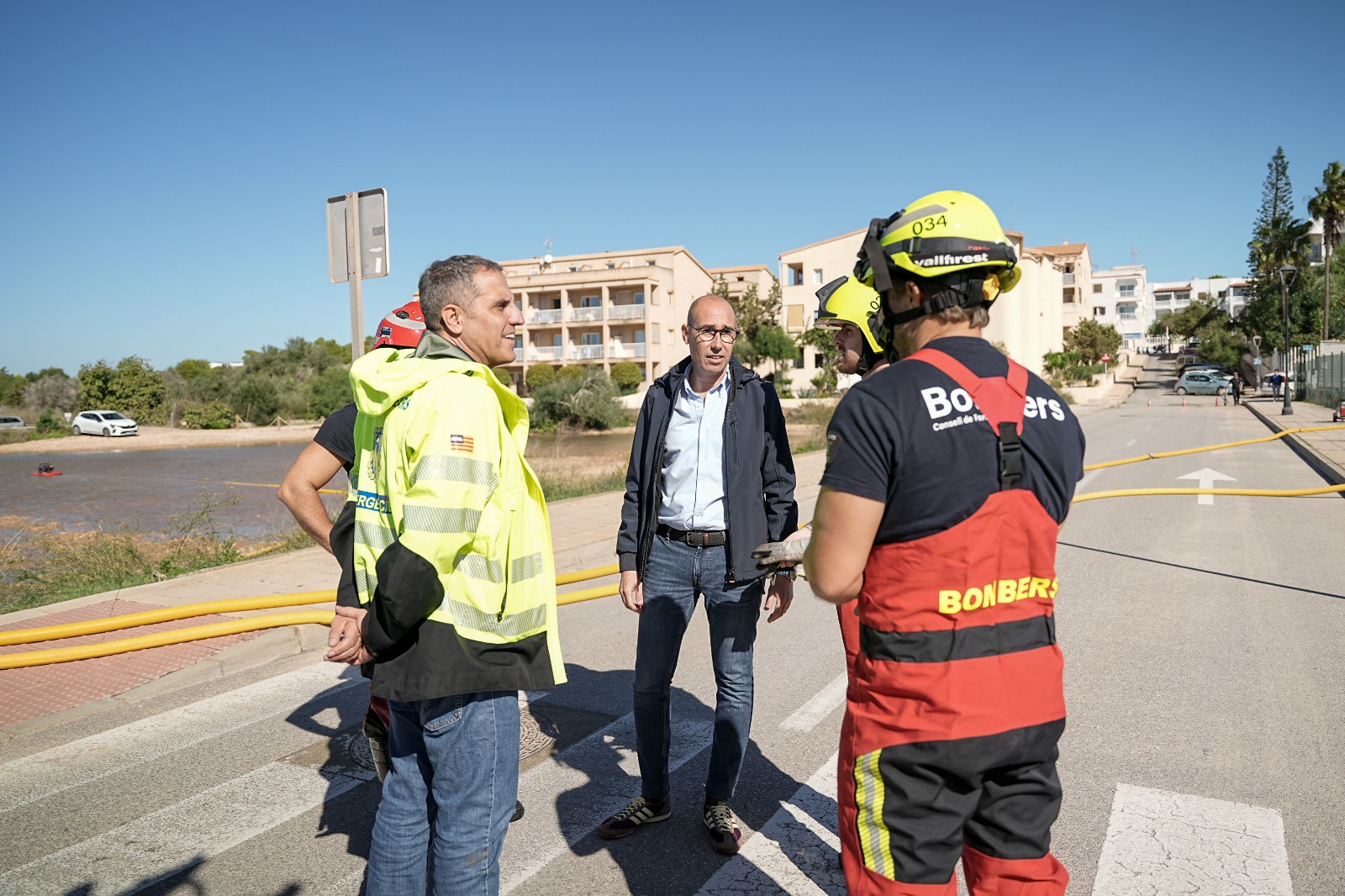 El director general d’Emergències i Interior del Govern de les Illes Balears, Pablo Gárriz, i el president del Consell Insular de Formentera, Óscar Portas, amb efectius dels bombers en la visita a Formentera