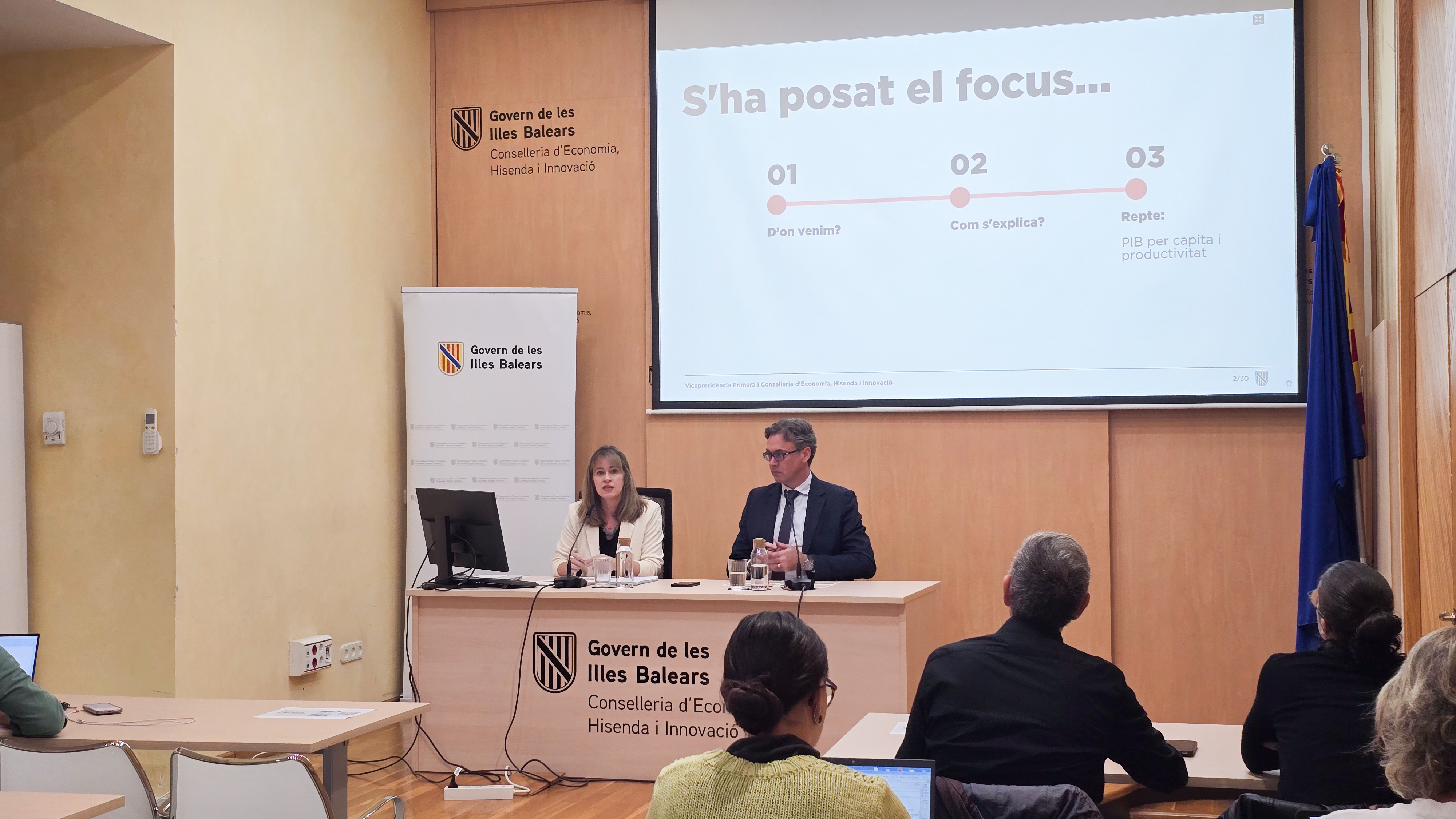 El vicepresident primer i conseller d’Economia, Hisenda i Innovació, Antoni Costa, i la directora general d’Economia i Estadística, Catalina Barceló presentant l'Anàlisi de conjuntura de les Illes Balears