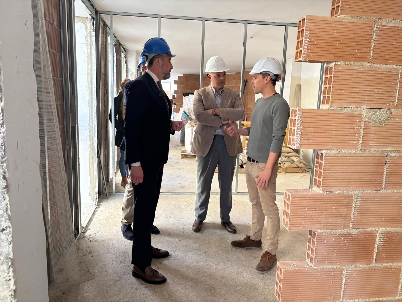 El conseller José Luis Mateo, el regidor Oscar Fidalgo i l'arquitecte del projecte, Samuel Pérez, durant la visita a les obres dels nous habitatges de preu limitat