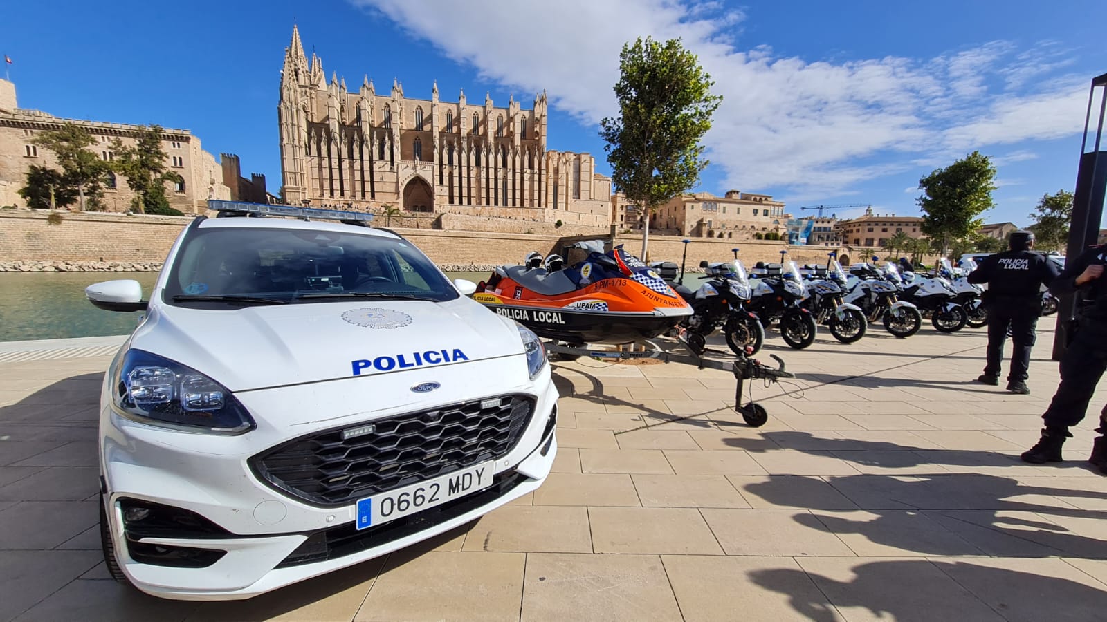 Exposició de vehicles, motocicletes i equipament de les policies locals en el Parc de la Mar