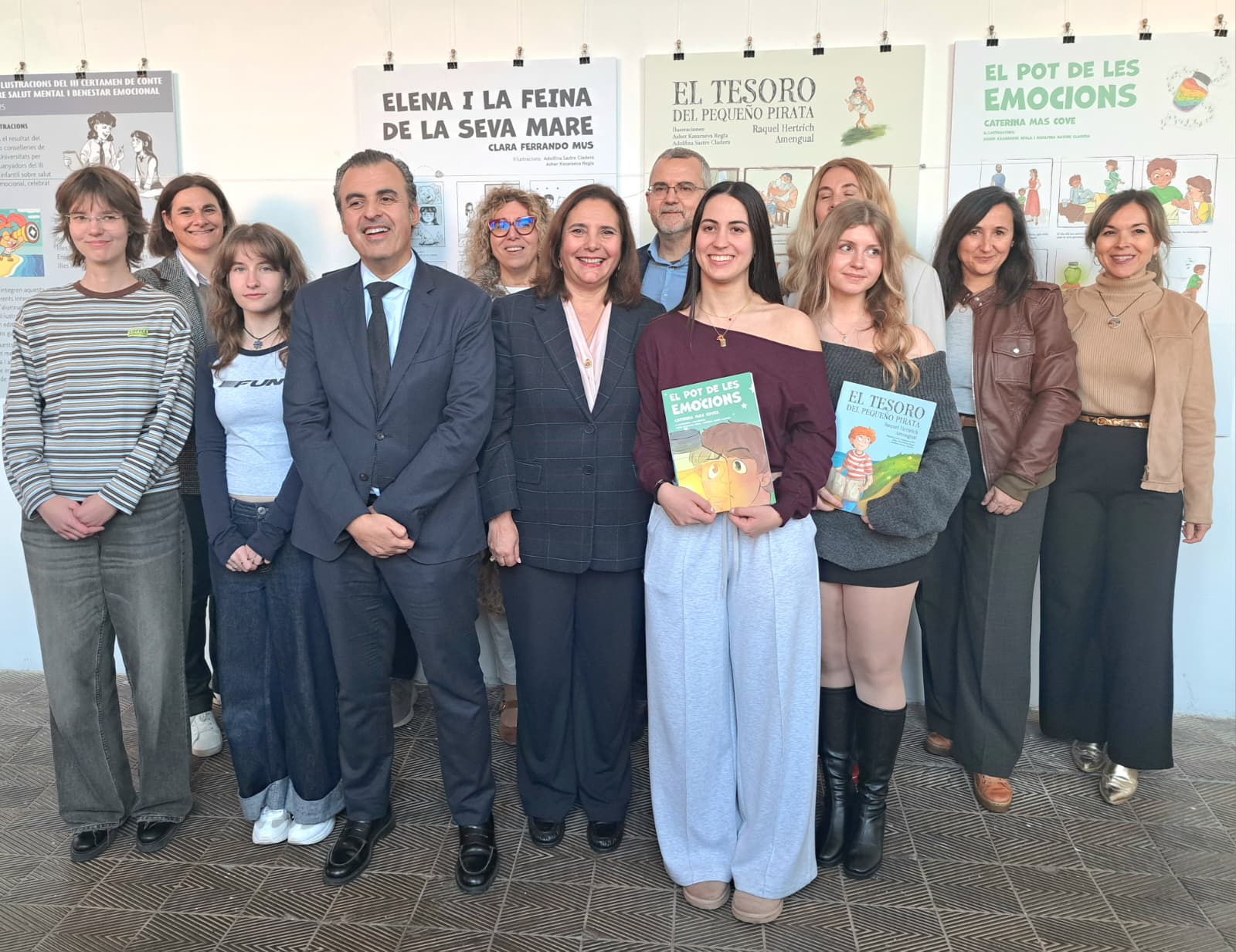 La consellera de Salut, Manuela García, i el conseller d’Educació i Universitats, Antoni Vera amb els guanyadors del tercer certamen dels contes infantils sobre salut mental i benestar emocional