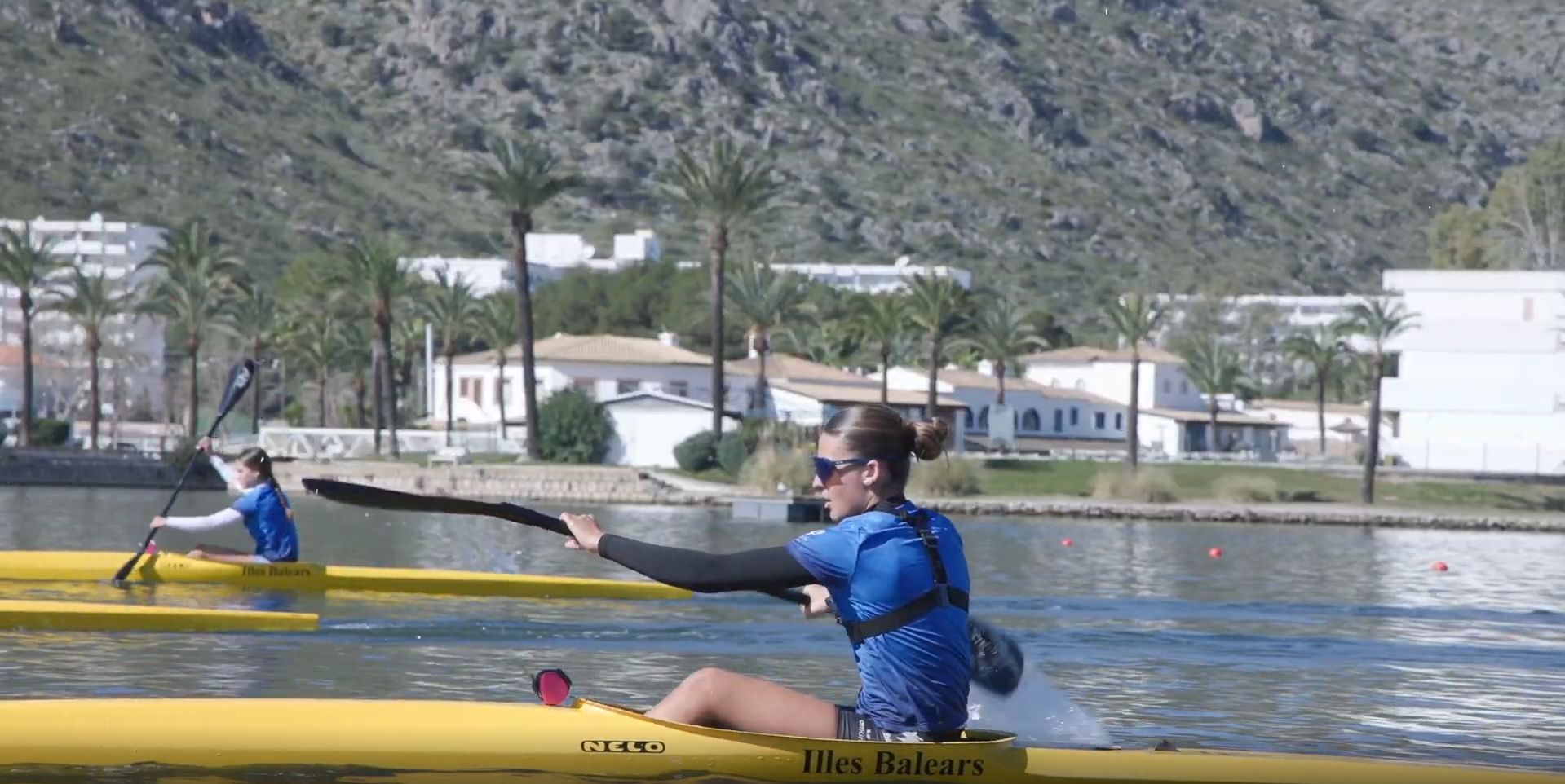 Dona practicant piragüisme