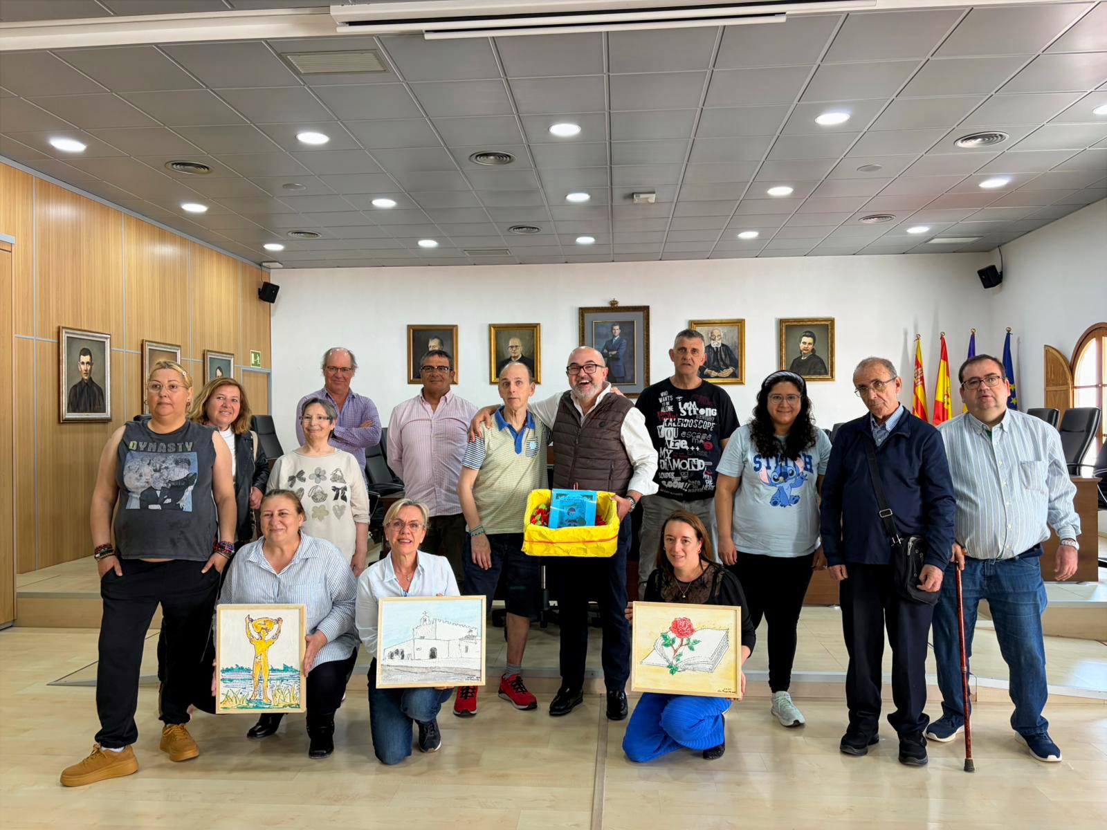 Imatge del grup d'usuaris de Can Raspalls que han obsequiat l’Ajuntament de Sant Josep amb pintures sobre Sant Jordi