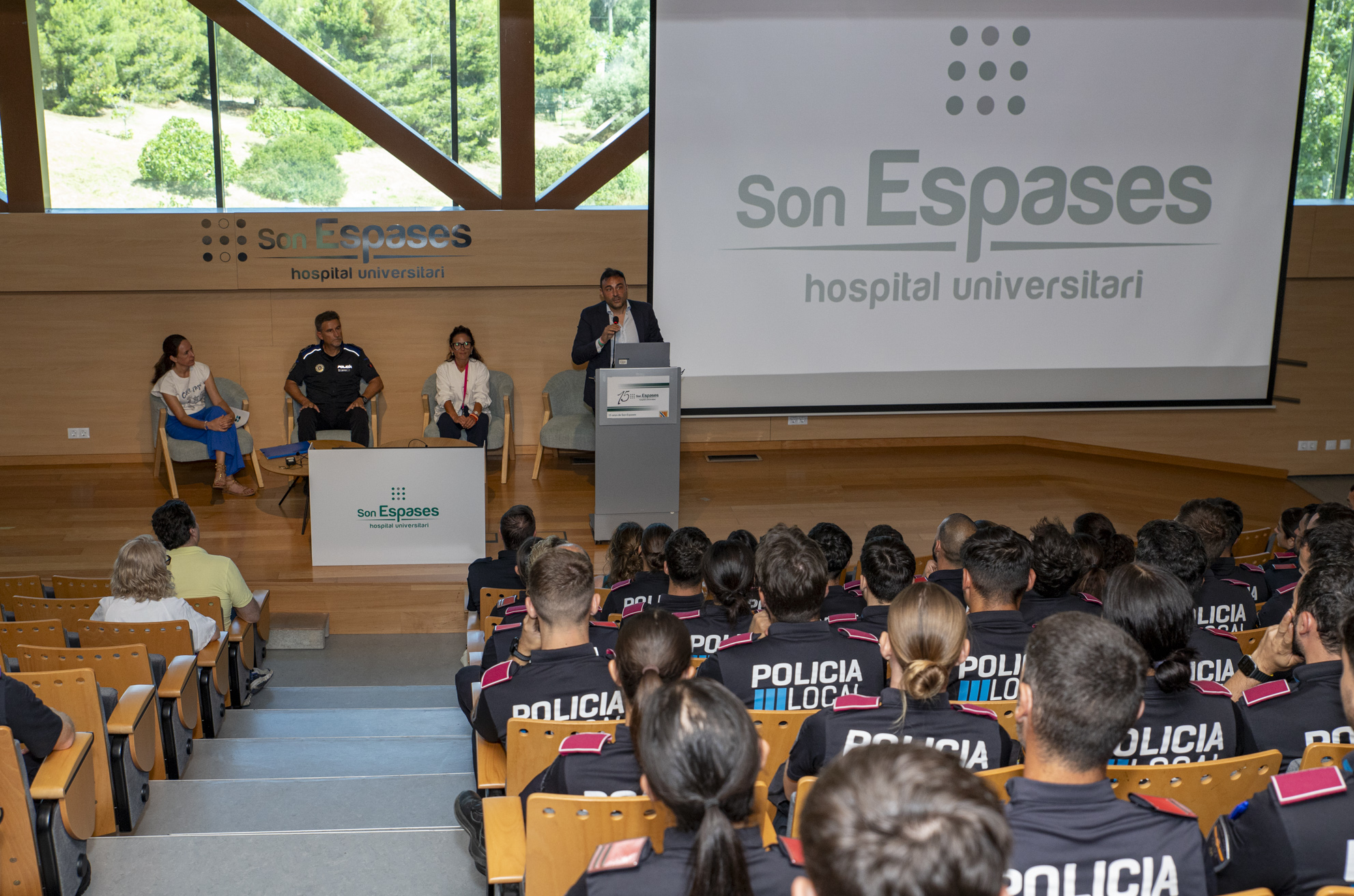El subdirector d'Humanització, Atenció a l'Usuari i Formació pronunciant unes paraules.