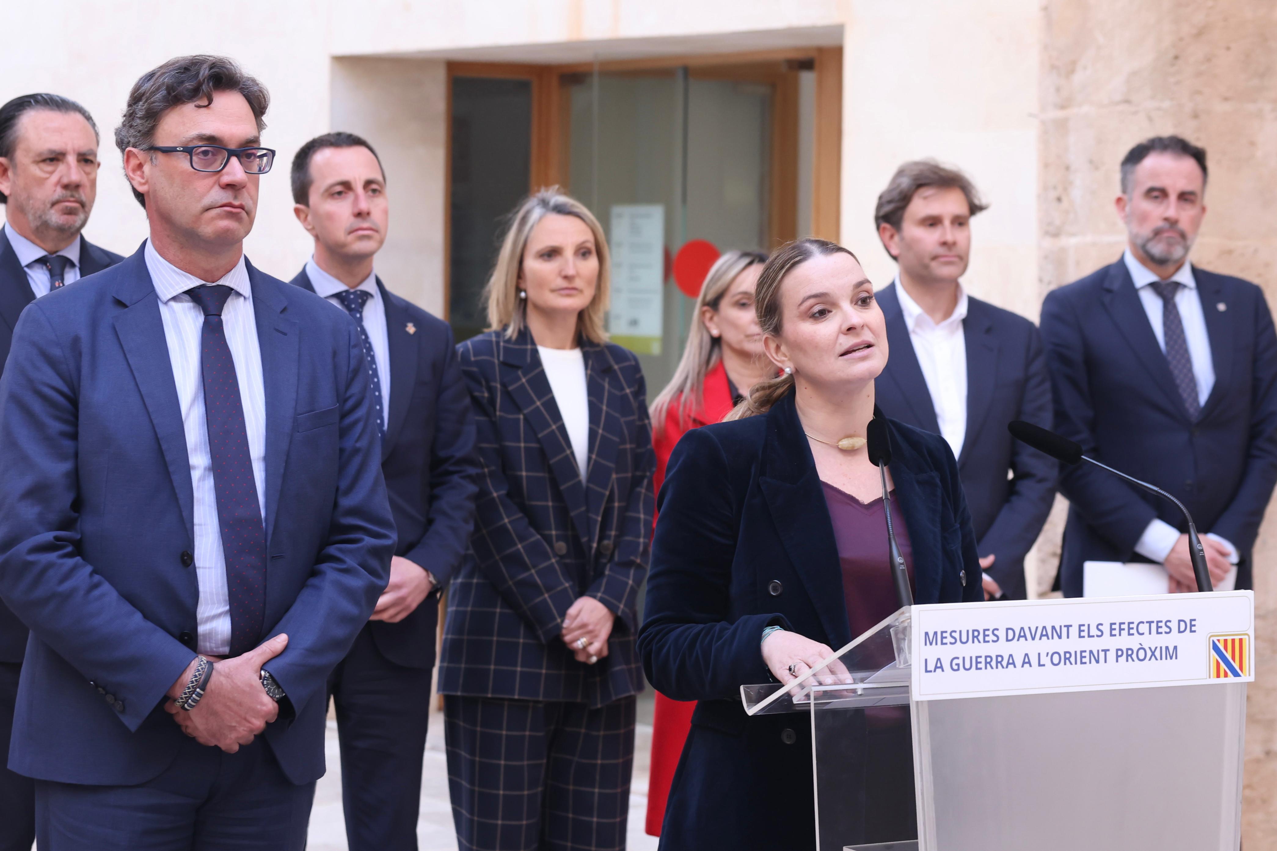 Imatge d'arxiu de la presidenta Prohens i el vicepresident Costa explicant als mitjans les mesures davant els efectes de la guerra a l'Orient Pròxim