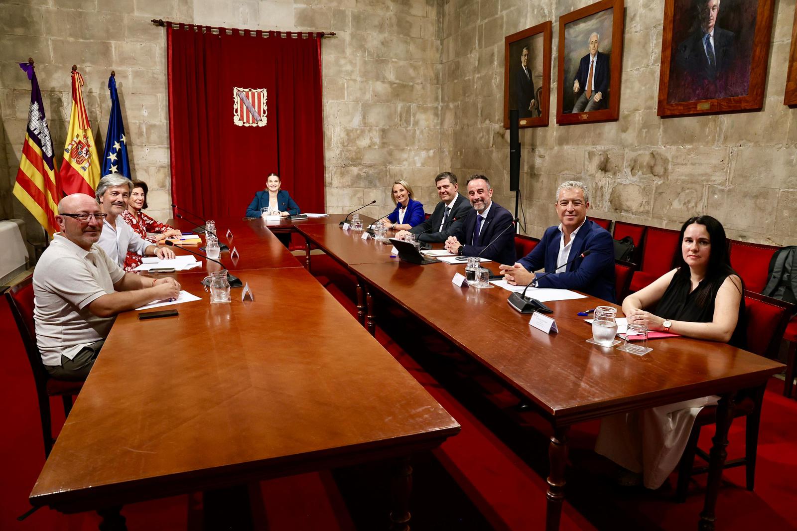  La presidenta Prohens amb els assistents a la reunió de la Mesa de Diàleg Social, convocada per fer el seguiment dels treballs del Pacte per la Sostenibilitat.