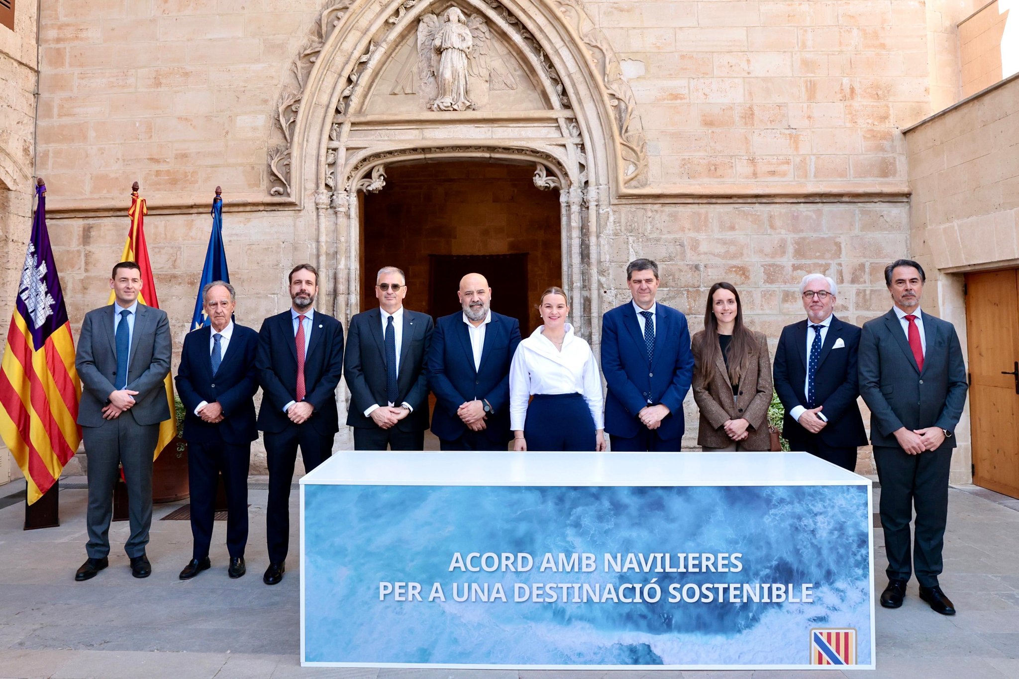 Imatge de famila amb la presidenta del Govern, el batle de Palma, el conseller de Turisme i representants de navilieres, signataris de l'acord.