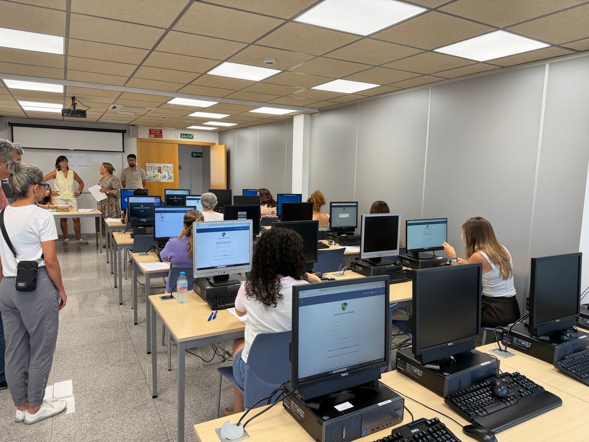 Aspirants a funcionaris dins l'aula d'evaluació