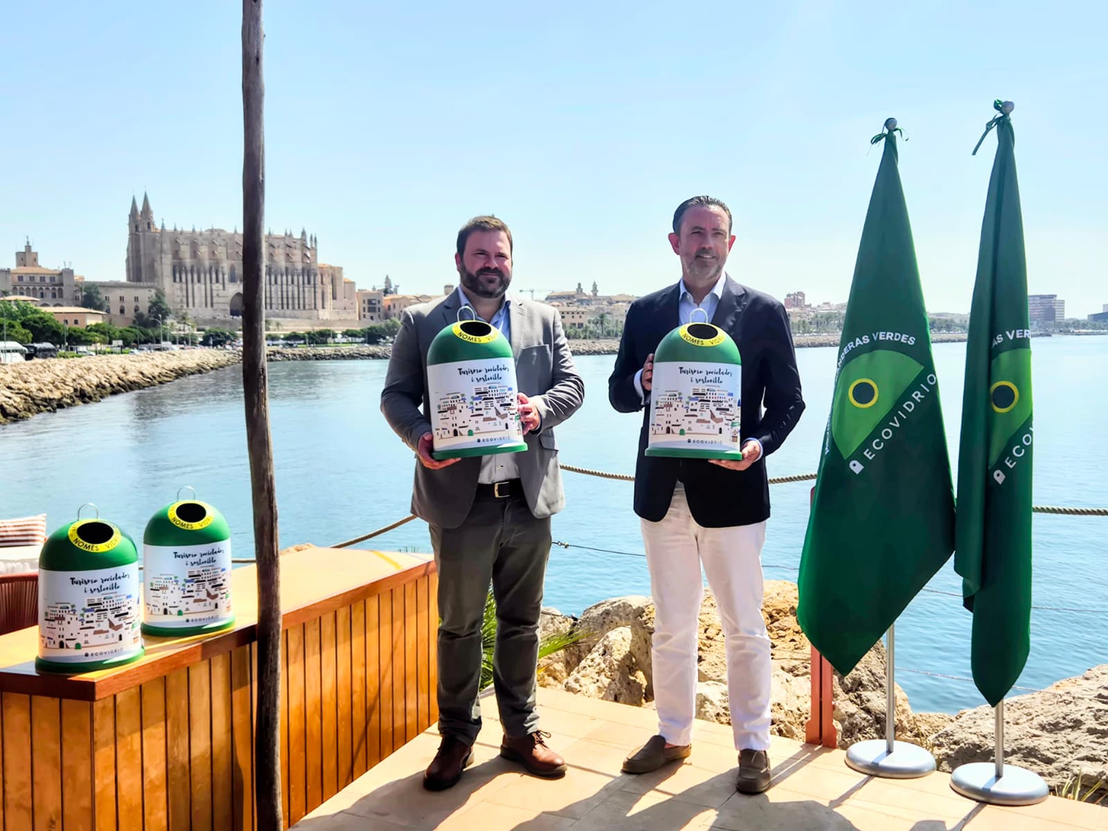 El conseller d’Empresa, Autònoms i Energia, Alejandro Sáenz de San Pedro i el coordinador d'Ecovidrio a les Illes Balears, Iván Tolsá presentant les principals novetats de la campanya d’enguany.