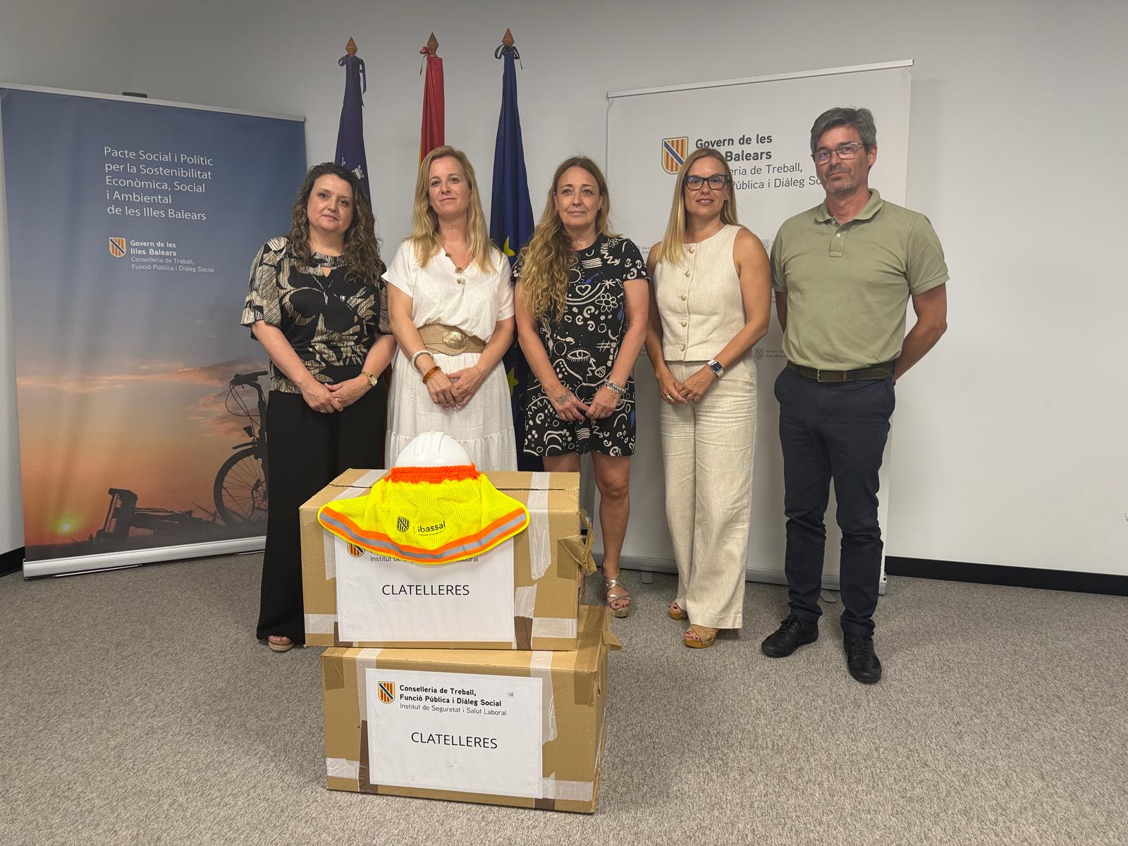 Equip de l'Institut Balear de Seguretat i Salut Laboral (IBASSAL) que ha lliurat 152 clatelleres a l’Associació de Constructors de les Baleares