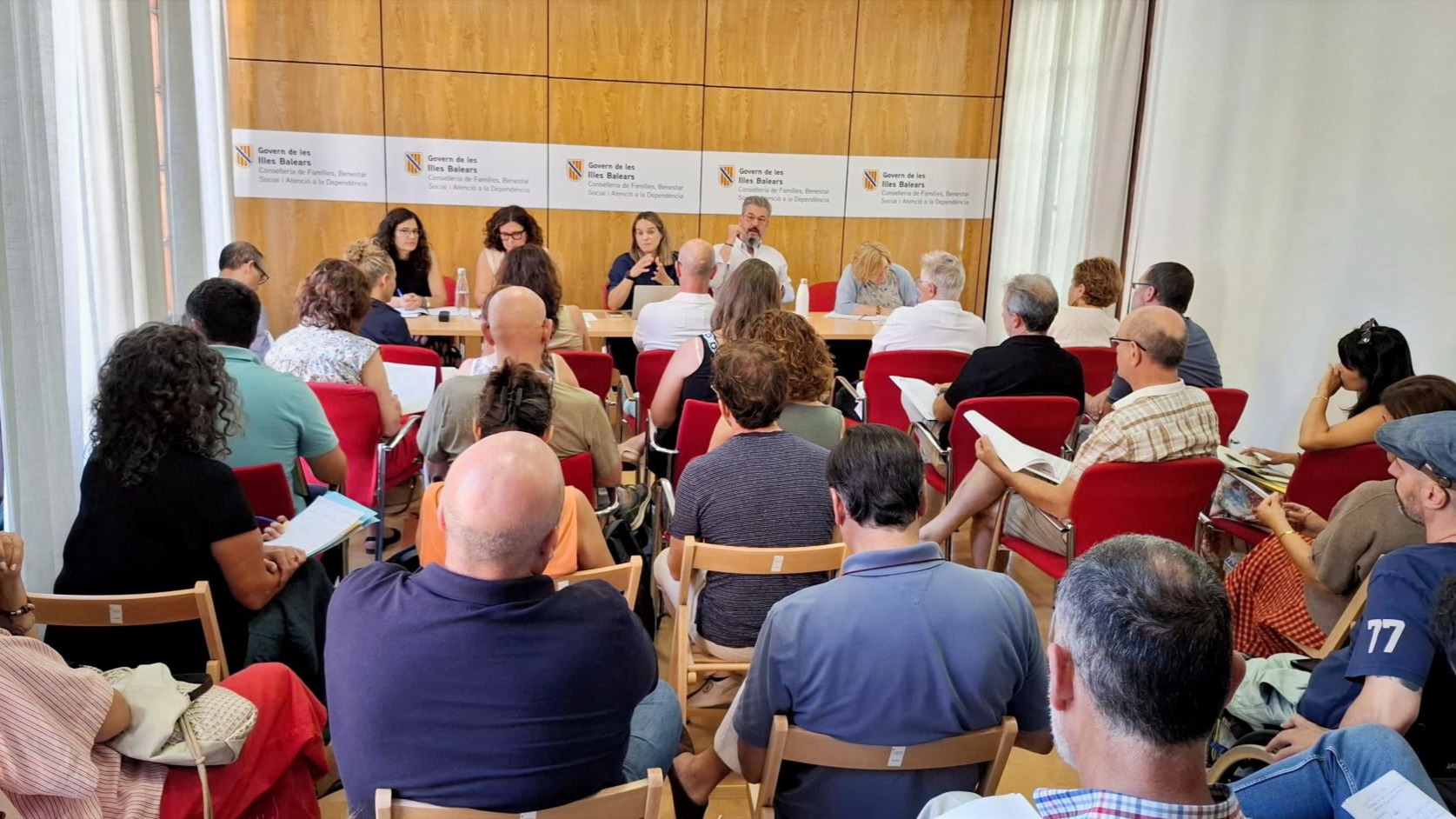 La directora general de Benestar Social, Marina Fiscaletti, i tècnics de la Conselleria, reunits amb una trentena d’entitats del tercer sector social