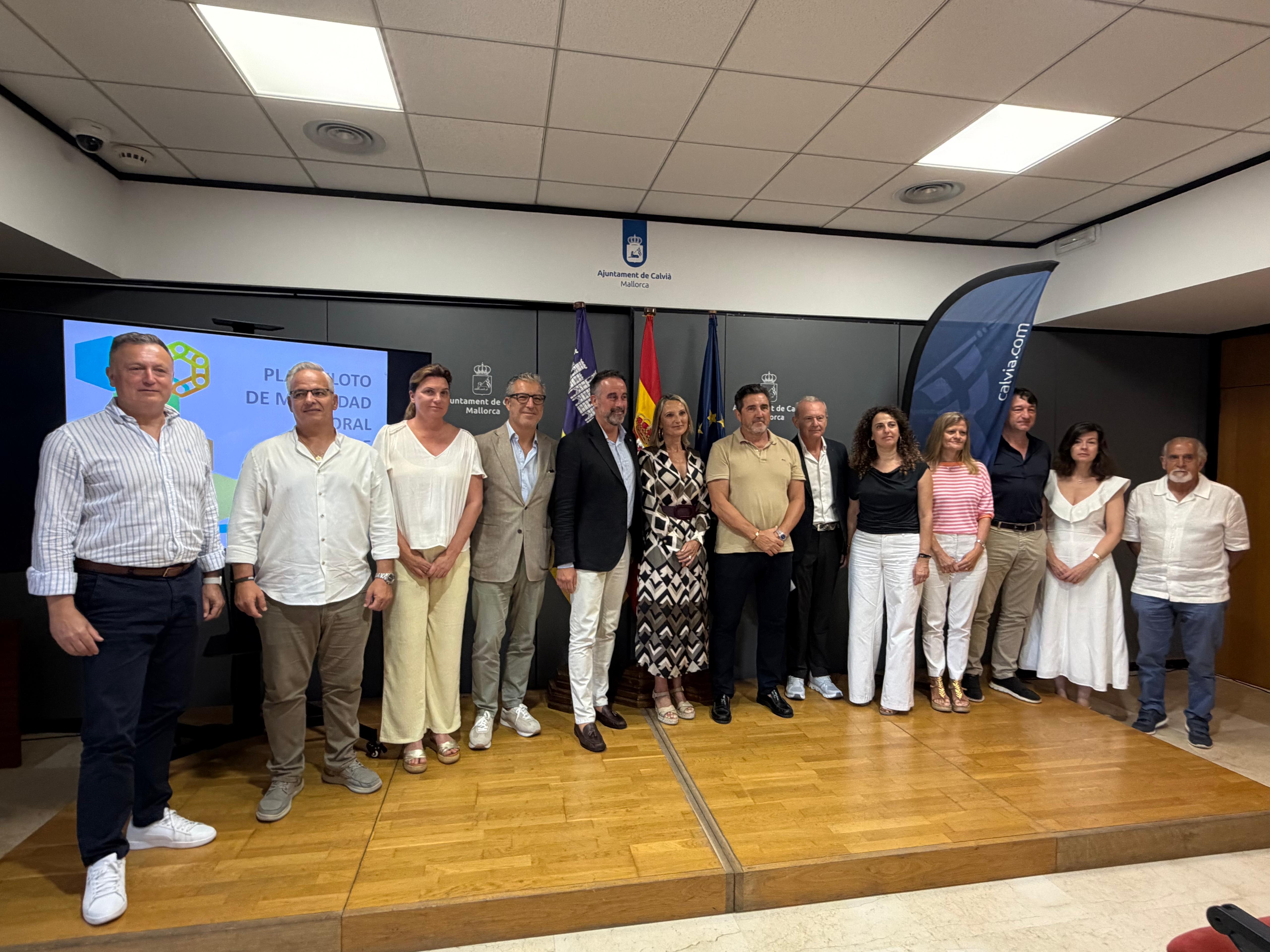 Els consellers José Luis Mateo i Catalina Cabrer, el batle Juan Antonio Amengual, juntament amb altres membres del Govern i de l'Ajuntament de Calvià i representants de les associacions hoteleres del municipi