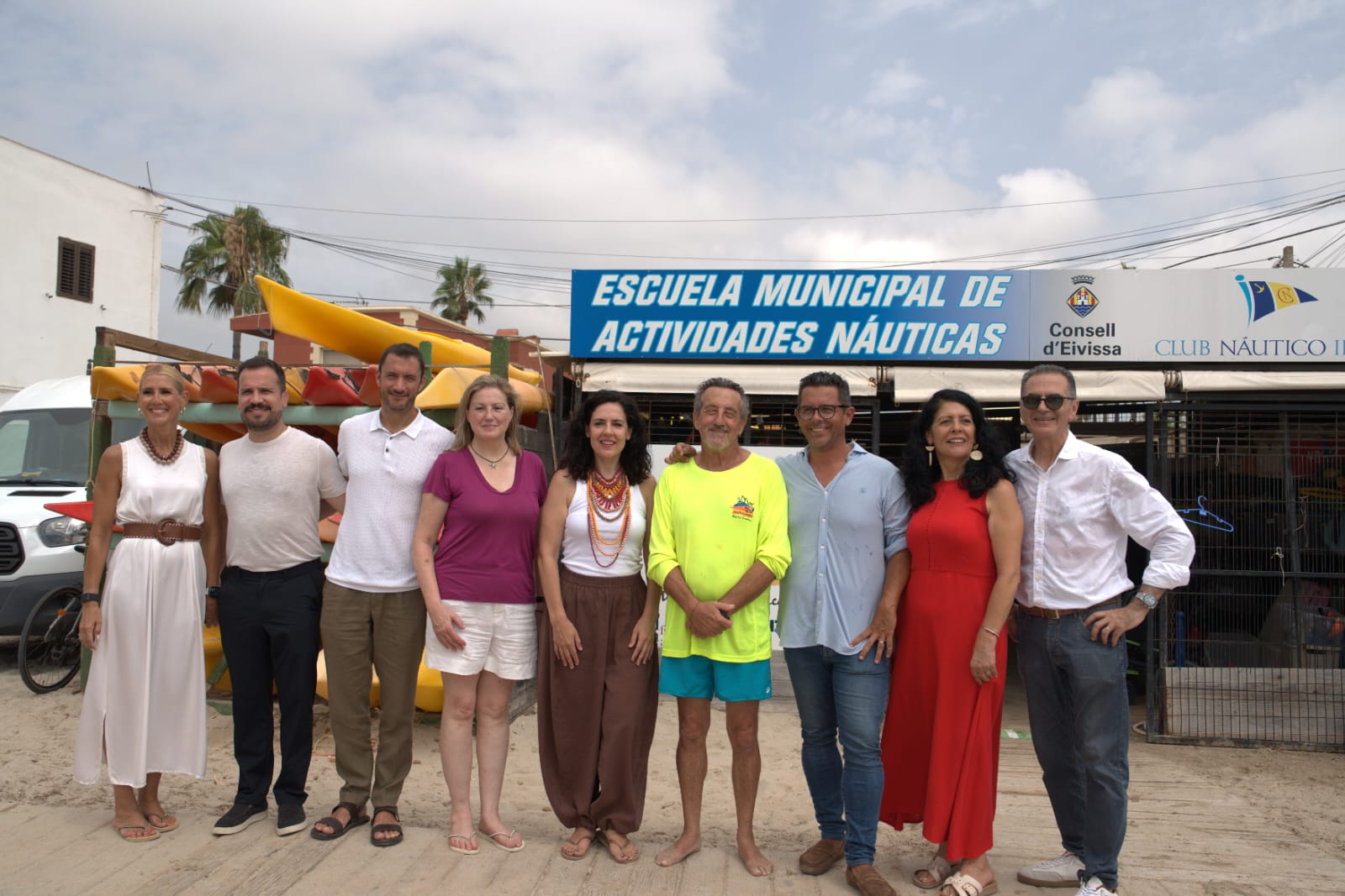 Visita de les autoritats a les activitats del programa «Un mar de posibilidades» a la platja de Talamanca (Eivissa)