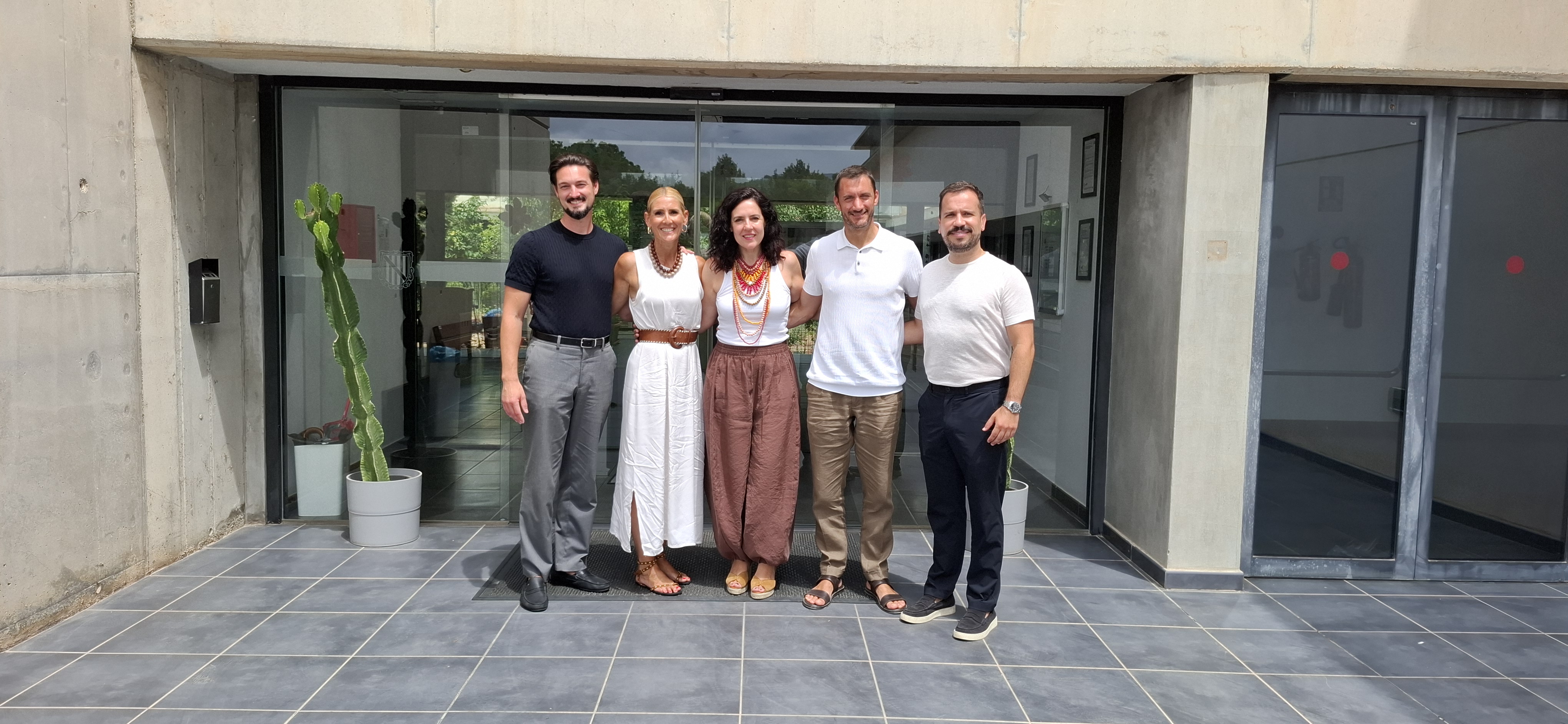 La consellera Sandra Fernández amb (d'esquerra a dreta) Xicu Tur, Sira Fiz, Carlos Oller i Jesús Díaz-Santos, a la residència Sa Serra