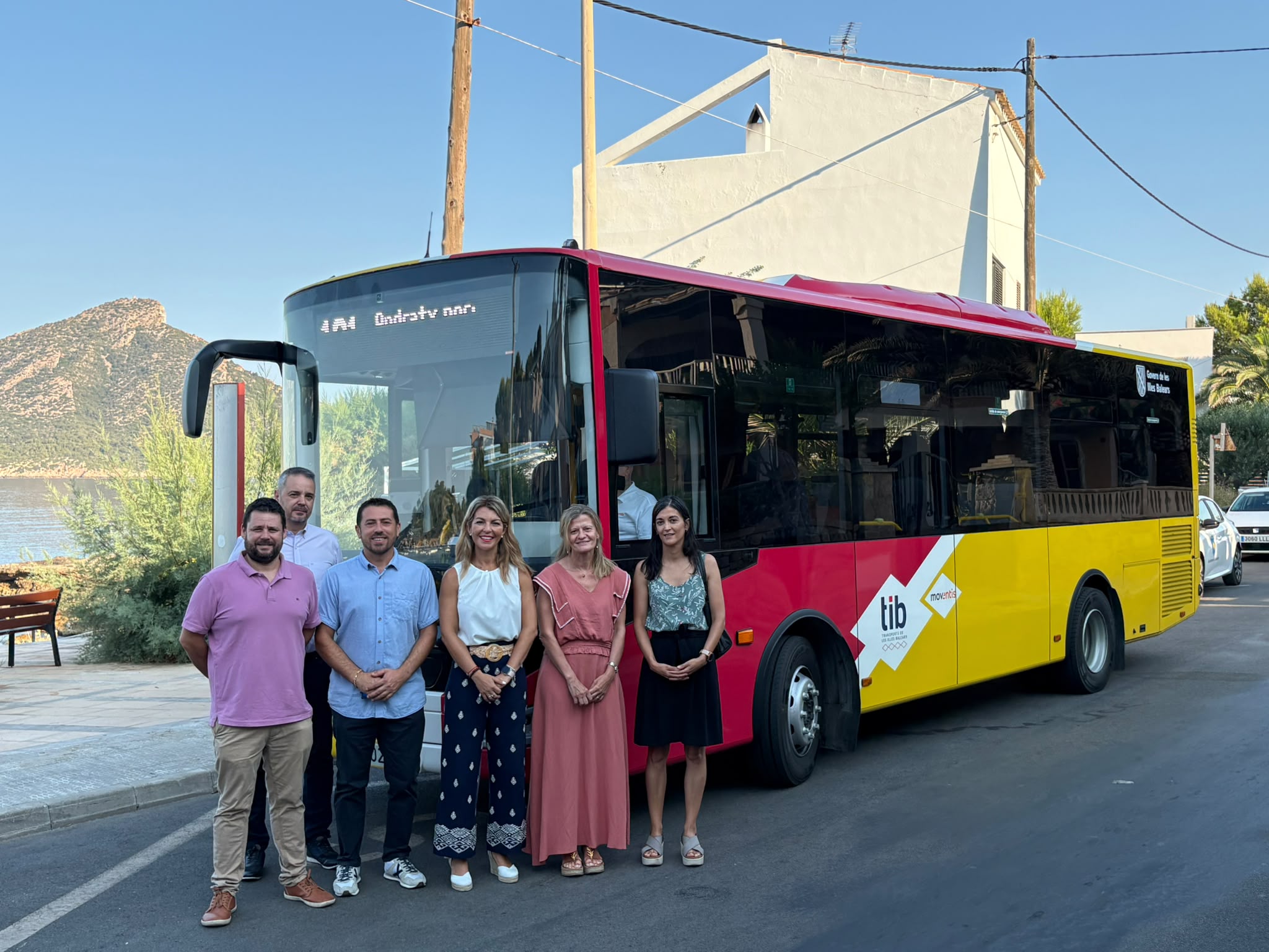 La batlessa d'Andratx, Estefania Gonzalvo, i la gerent del Consorci de Transports de Mallorca, Luisa Serra, amb altres representants de l'ajuntament, de CTM i de l'empresa operadora Moventis