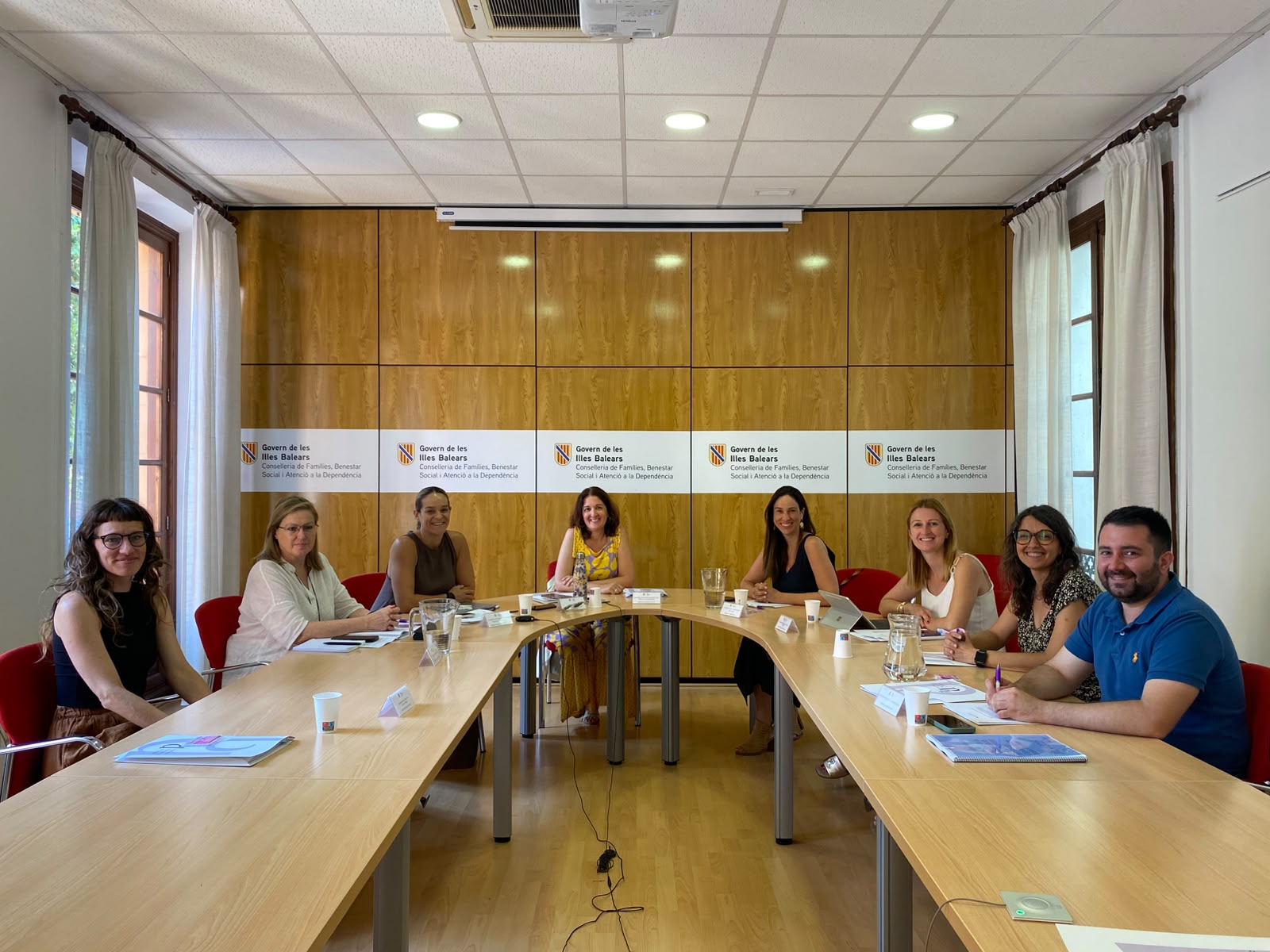 La directora de l’IBDONA, Cati Salom, presentant l’Informe Biennal (2024-2025) davant la Comissió d’Igualtat de Gènere