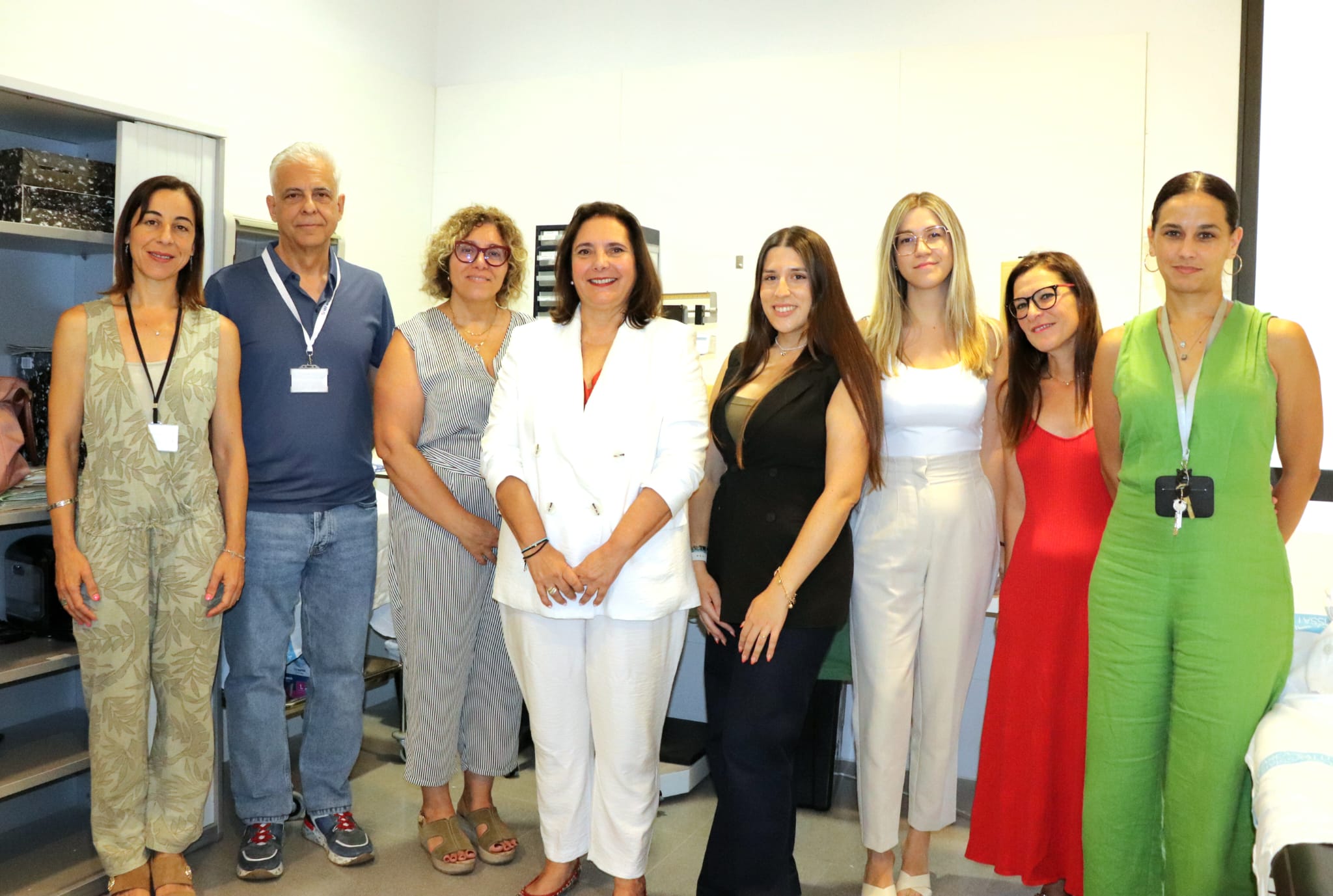 La consellera de Salut, Manuela García, acompanyada de l'equip de psicòlegs del Centre de Salut de Vila