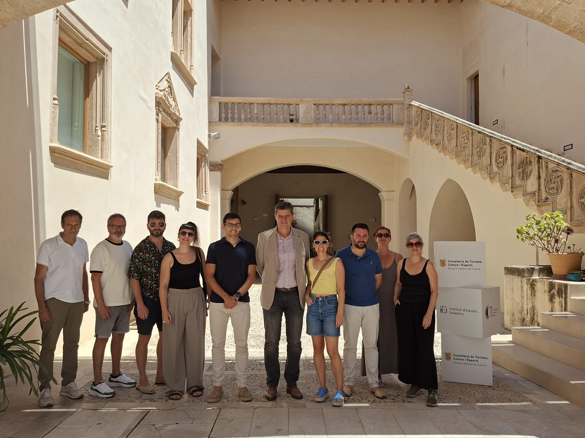 El conseller Bauzá amb dramaturgs i actors balears que participaran al XXI Obrador d’estiu de la Sala Beckett