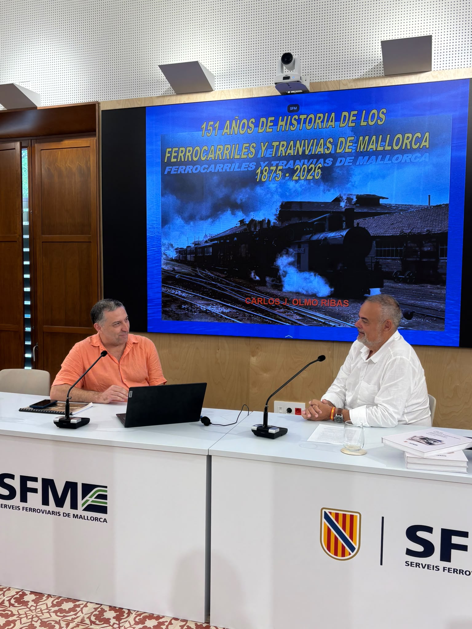 El gerent d'SFM, José Ramón Orta, i l'autor del llibre, Carlos Olmo, maquinista en actiu i investigador especialitzat en la història del ferrocarril a Mallorca.