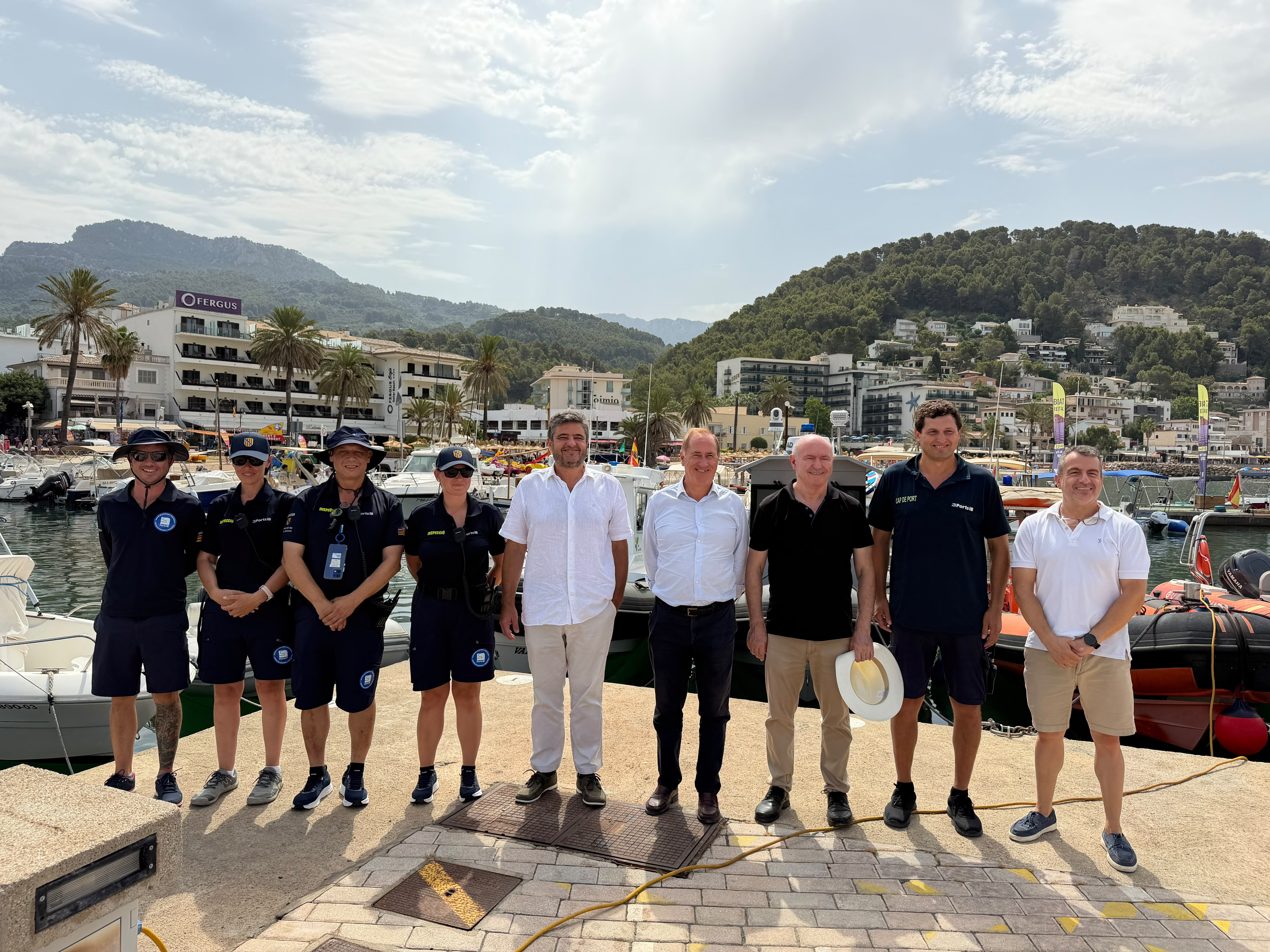 El conseller de la Mar i del Cicle de l’Aigua, Juan Manuel Lafuente; el gerent de PortsIB, Kiko Villalonga, i el batle de Sóller, Miquel Nadal, en la jornada d' inspecció i control de l’activitat nàutica al Port de Sóller