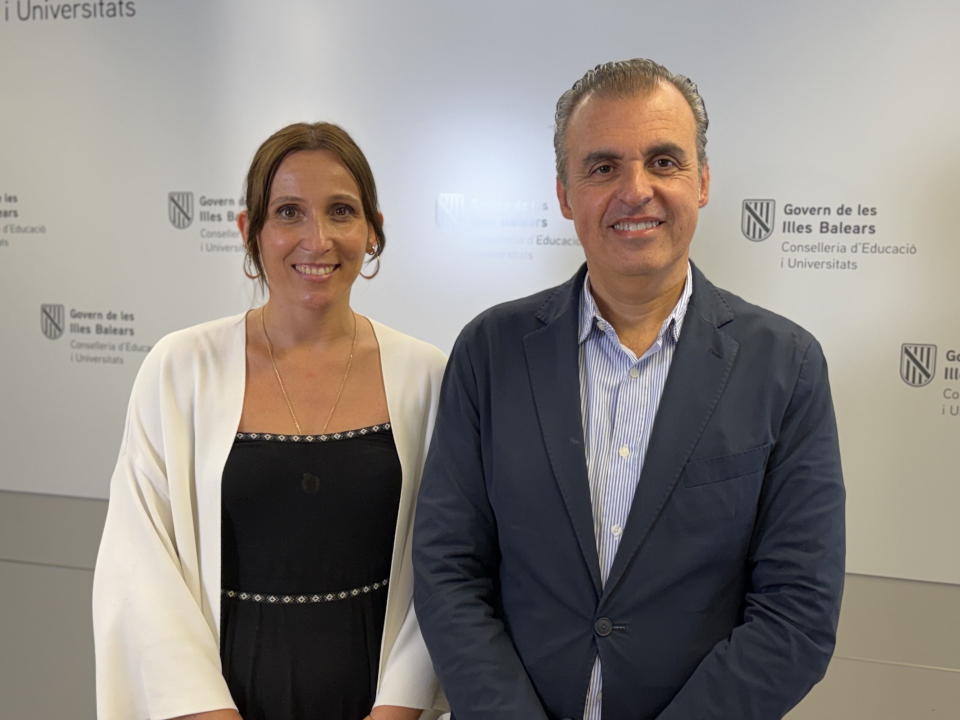 La directora general de Personal Docent i Centres Concertats, Joana Maria Cabrer, i el conseller Antoni Vera.