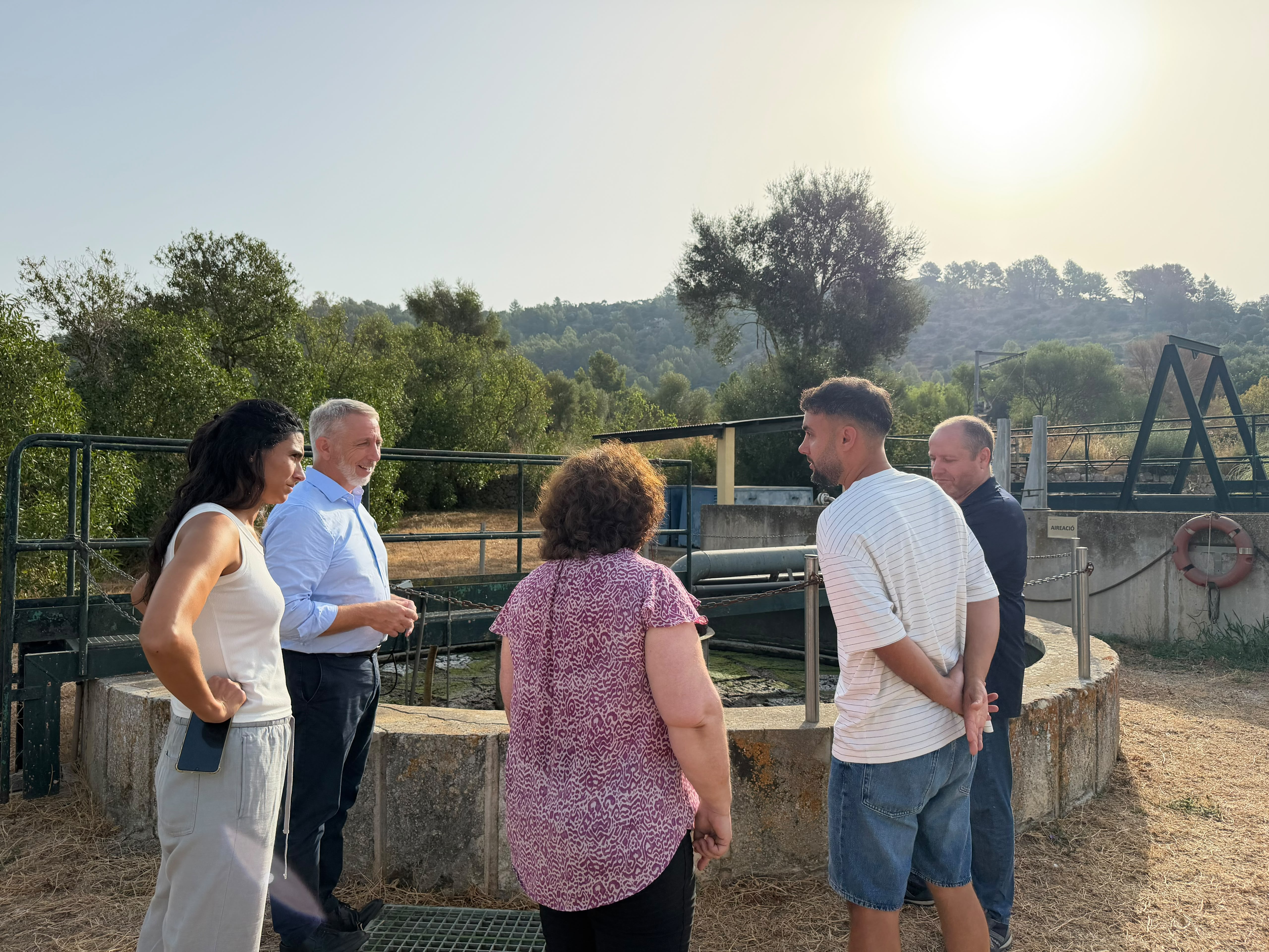 Visita del director general de Recursos Hídrics, Joan Calafat, i el gerent d'ABAQUA, Emeterio Moles, a la depuradora de Mancor la Vall, acompanyats pel batle de municipi, Pep Frontera.