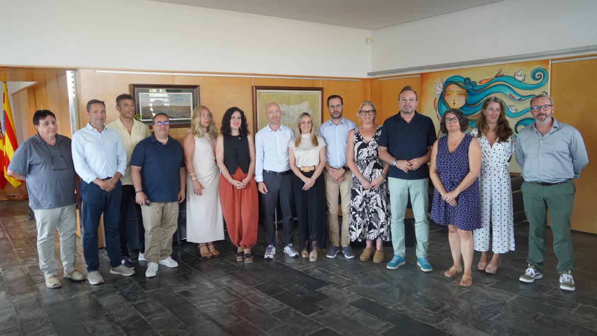 La consellera de Famílies, Benestar Social i Atenció a la Dependència, Sandra Fernández; el president del Consell Insular de Menorca, Adolfo Vilafranca, i representants del Consell i dels 8 ajuntaments.