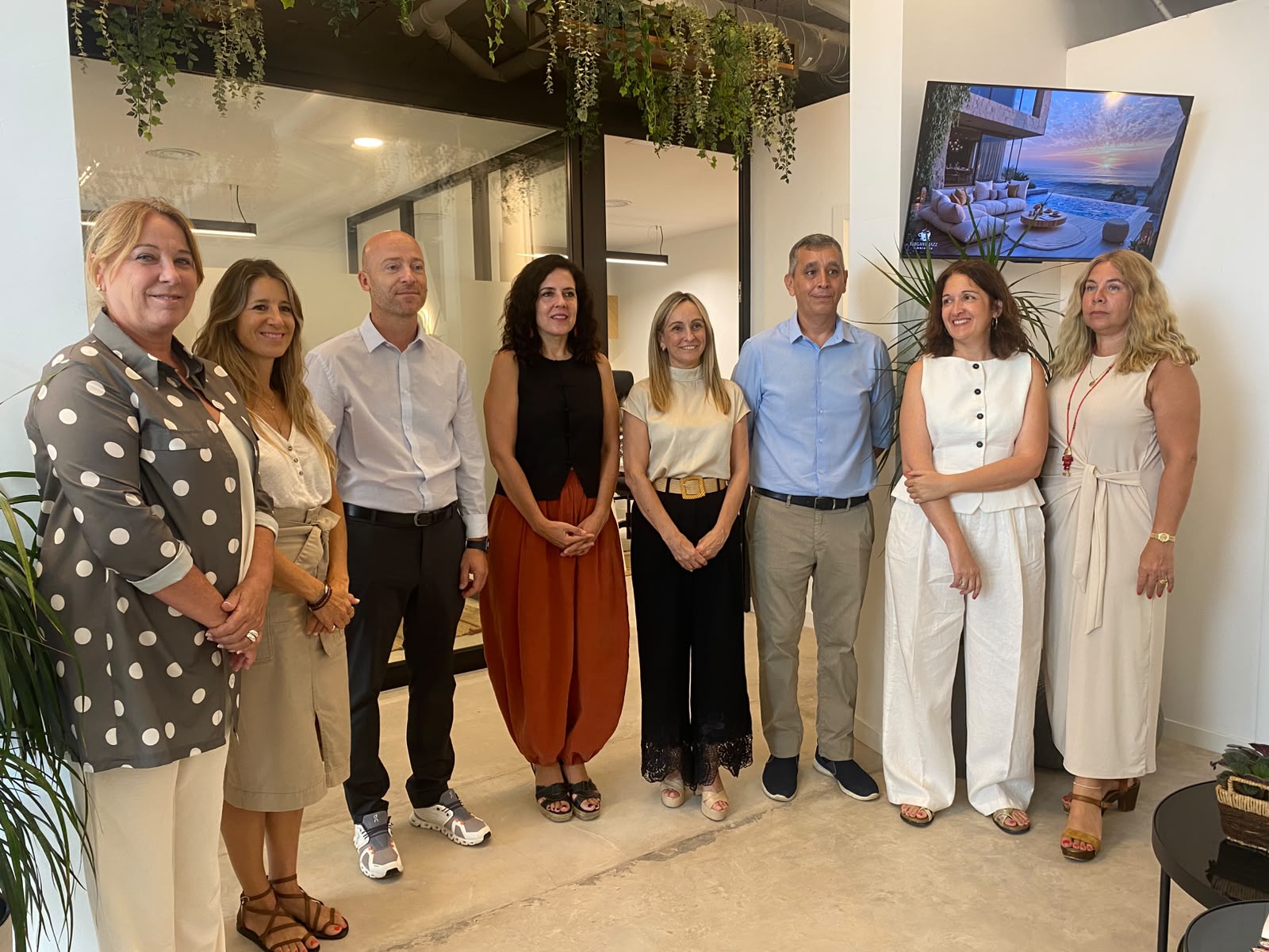 Foto de família a la inauguració del Centre Assessor de la Dona de Menorca amb la consellera Sandra Fernández