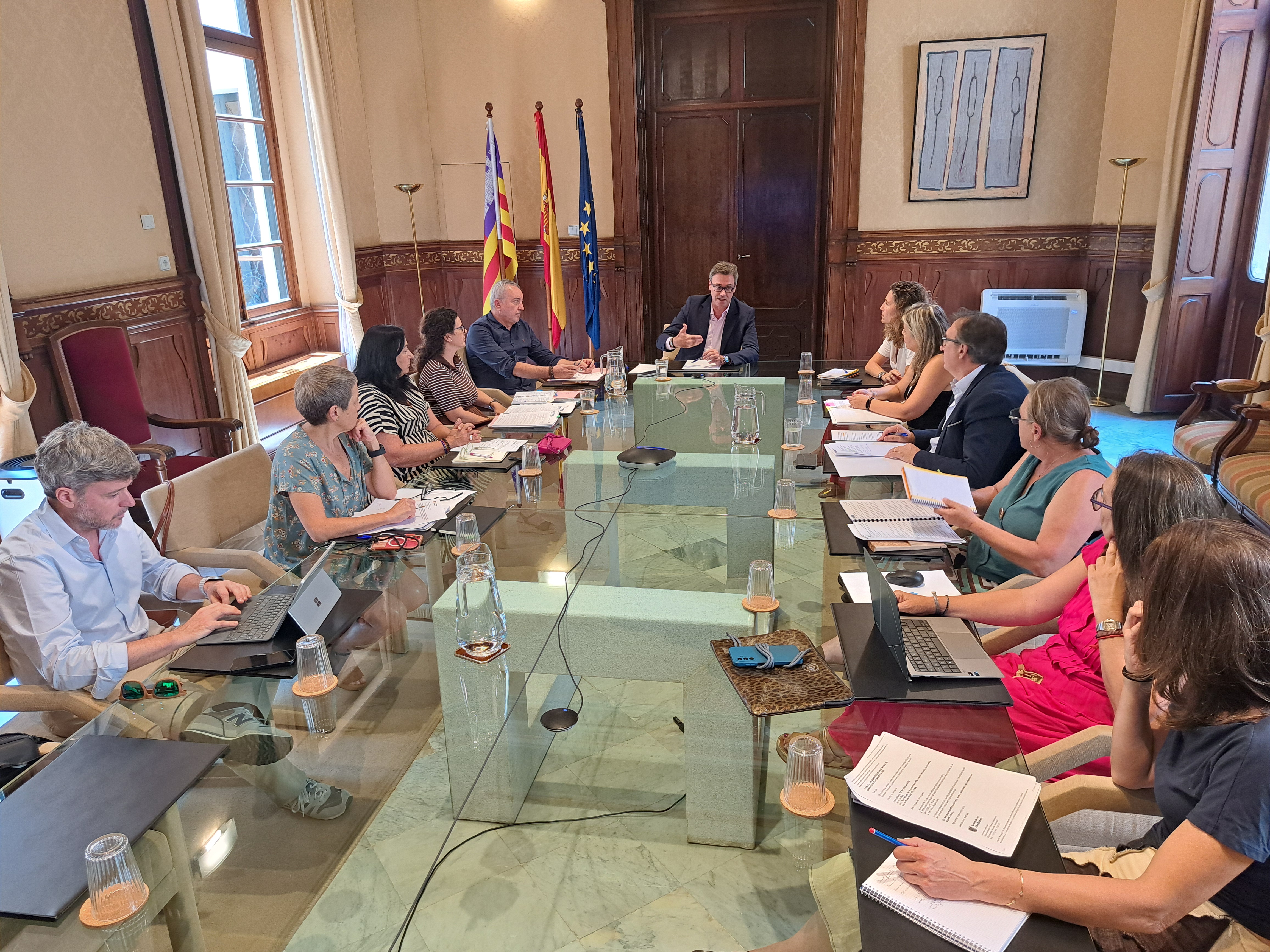 El vicepresident primer i conseller d'Economia, Hisenda i Innovació, Antoni Costa, presidint la reunió de la Comissió de Simplificació Administrativa de les Illes Balears