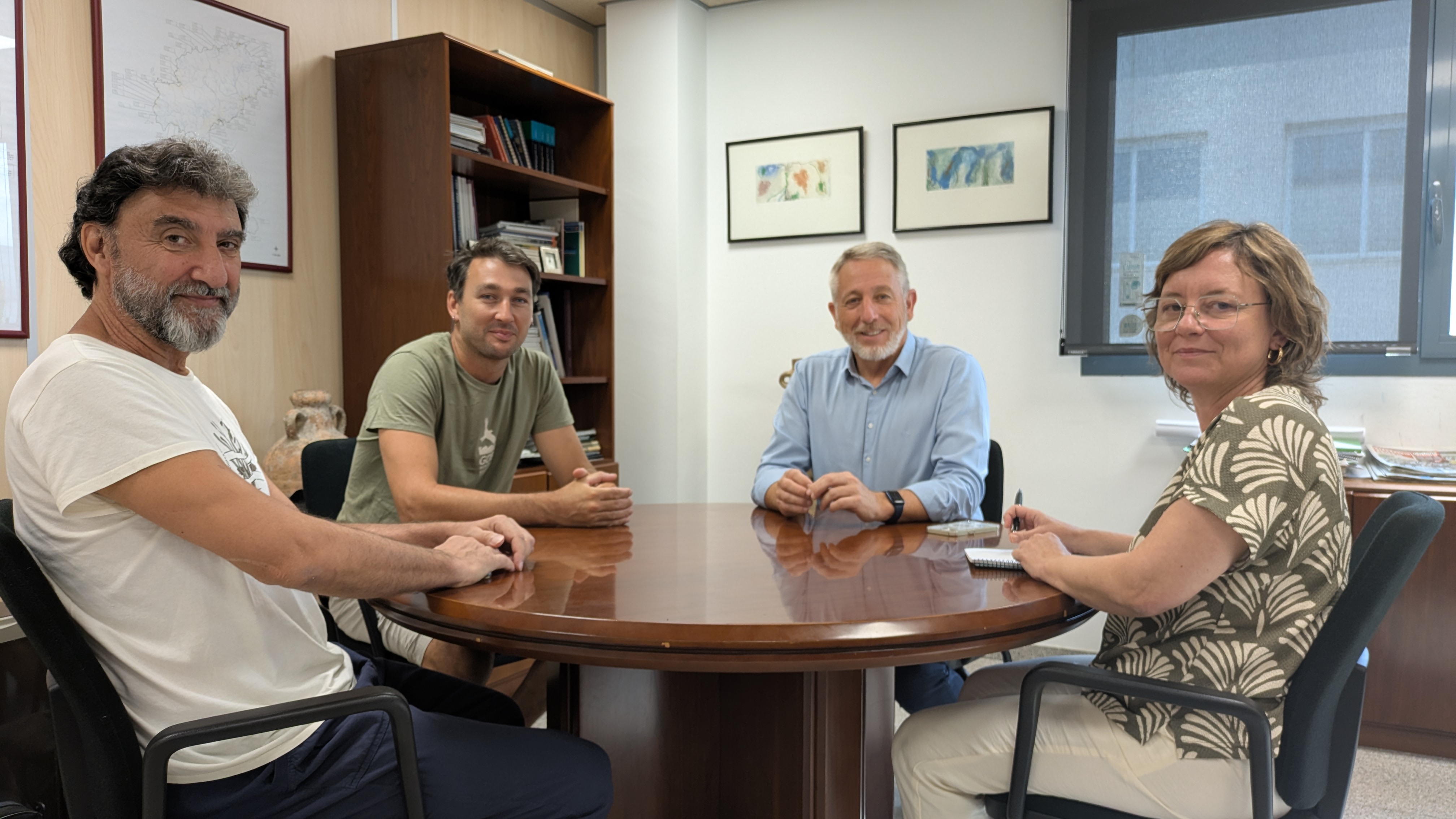 El director general de Recursos Hídrics, Joan Calafat, reunit amb representants del GOB Menorca