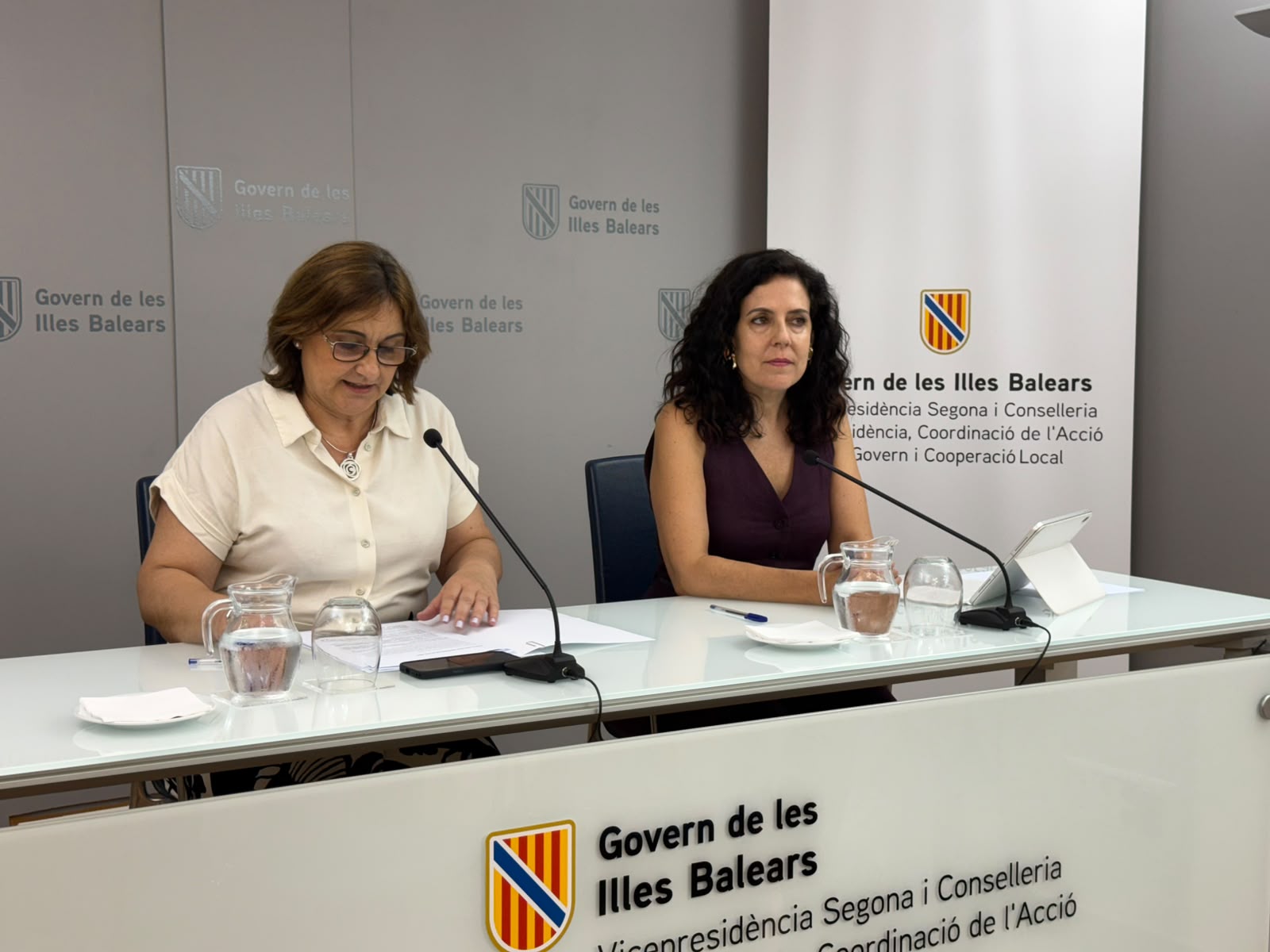 Antònia M. Estarellas i Sandrá Fernández, en un moment de la roda de premsa