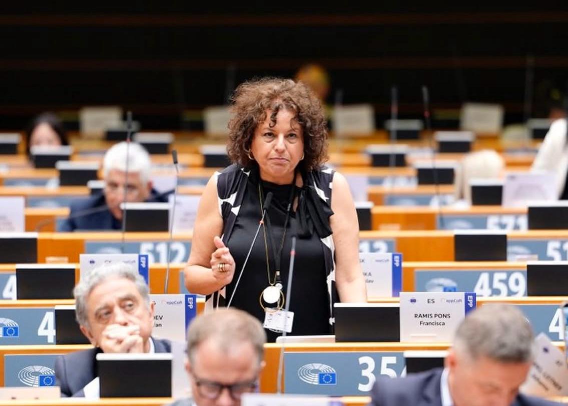 La directora general de Relacions Institucionals i de Relacions amb el Parlament, Xesca Ramis, intervenint al Comitè Europeu de les Regions
