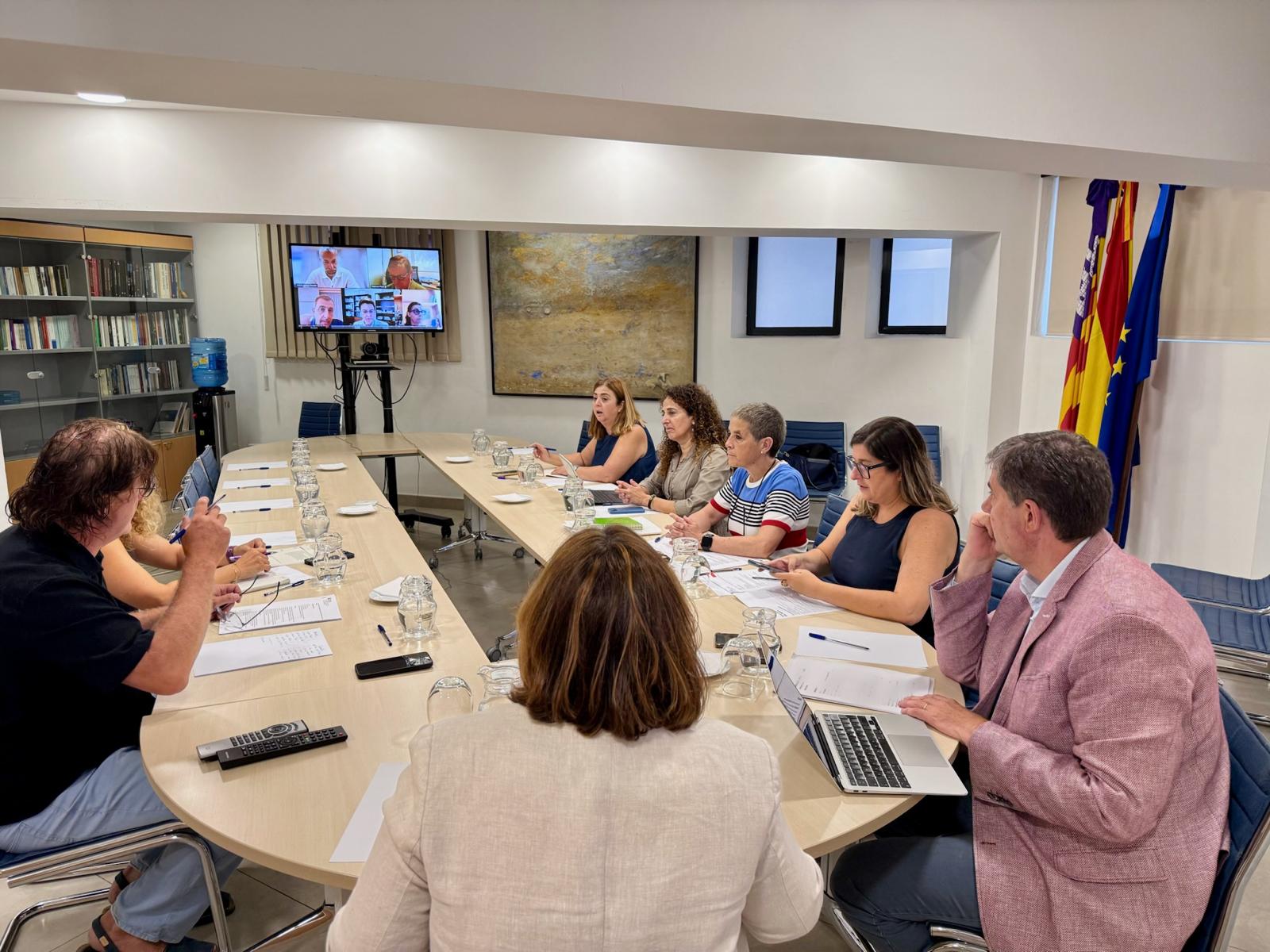 Reunió de treball de la Mesa de Lluita contra l’Intrusisme, encapçalada per la consellera Estarellas