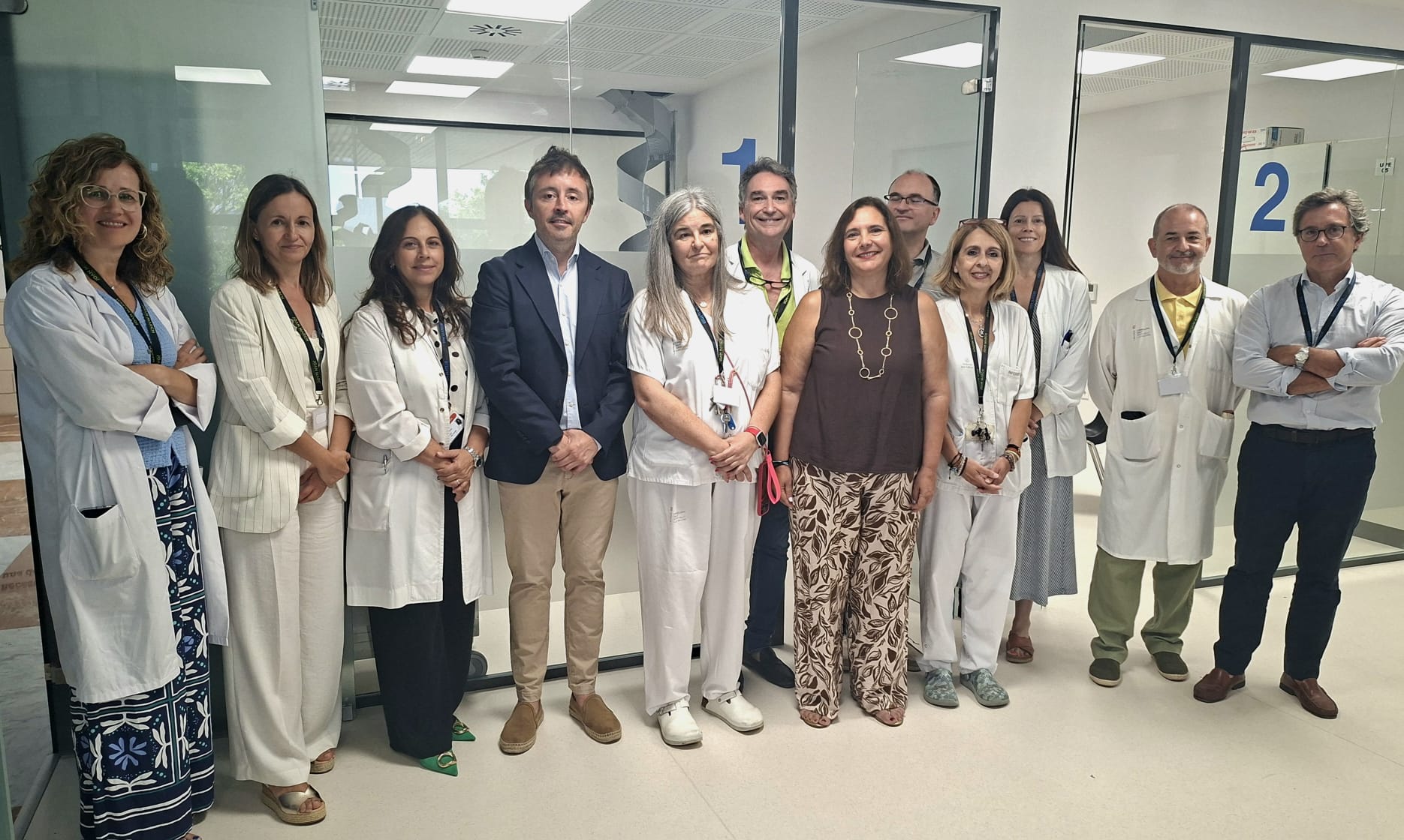 La consellera de Salut, Manuela García, ha inaugurat avui les noves instal·lacions acompanyada pel director general del Servei de Salut, Javier Ureña, l'equip directiu de l'Hospital Universitari Son Llàtzer i la cap del Servei de Farmàcia, Montserrat Vilanova.