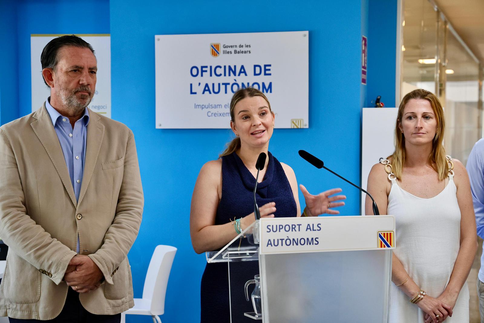 La presidenta Prohens durant la inauguració del la nova oficina de l’autònom, situada a la seu de la Conselleria d’Empresa, Autònoms i Energia, que es convertirà en la finestreta única de referència per al col·lectiu. 