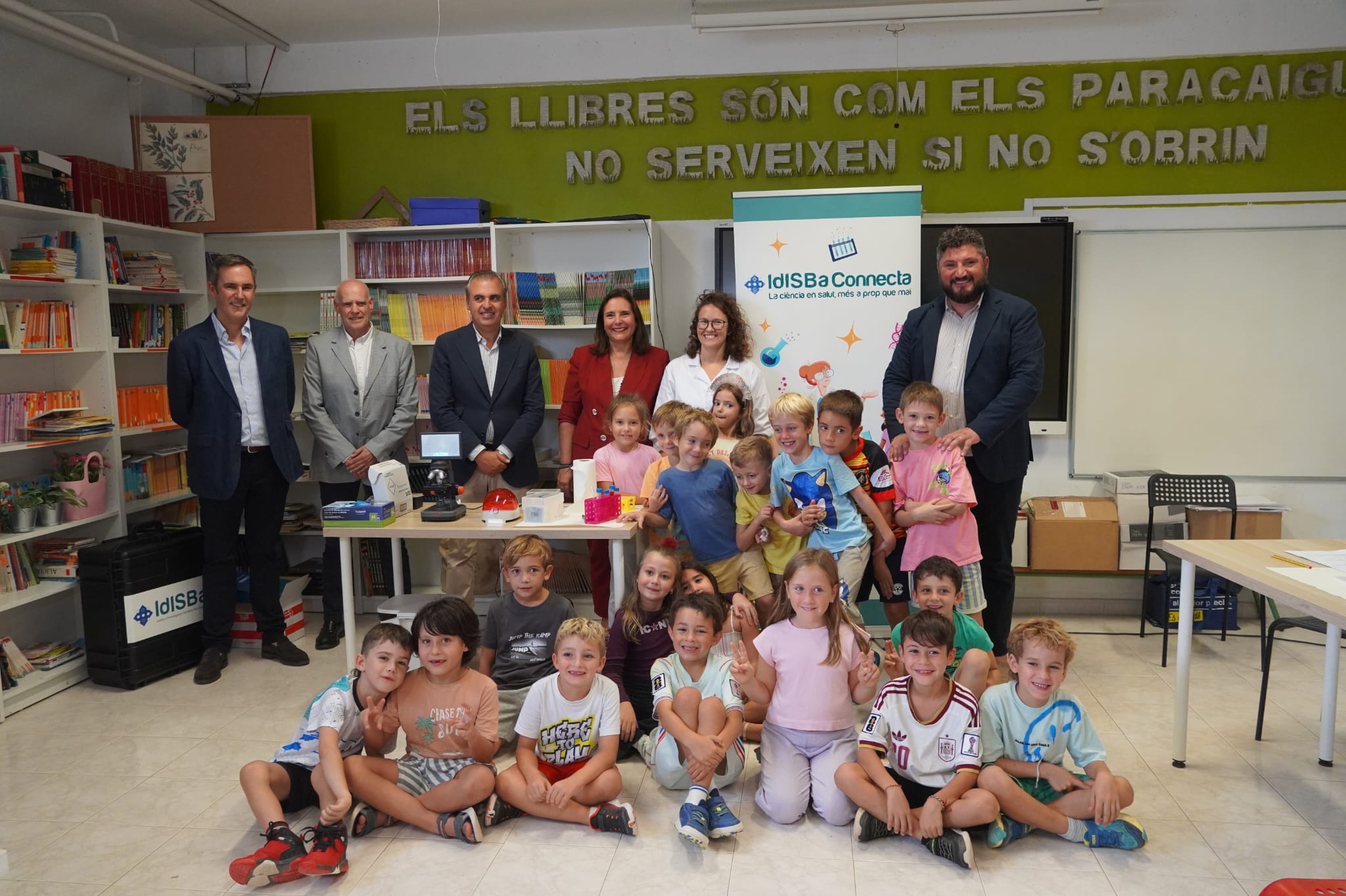 La consellera de Salut, Manuela García, i el conseller d’Educació, Antoni Vera, presentant al CEIP Costa i Llobera de Marratxí el projecte IdISBa Connecta: Ciència Viva per a les Escoles 