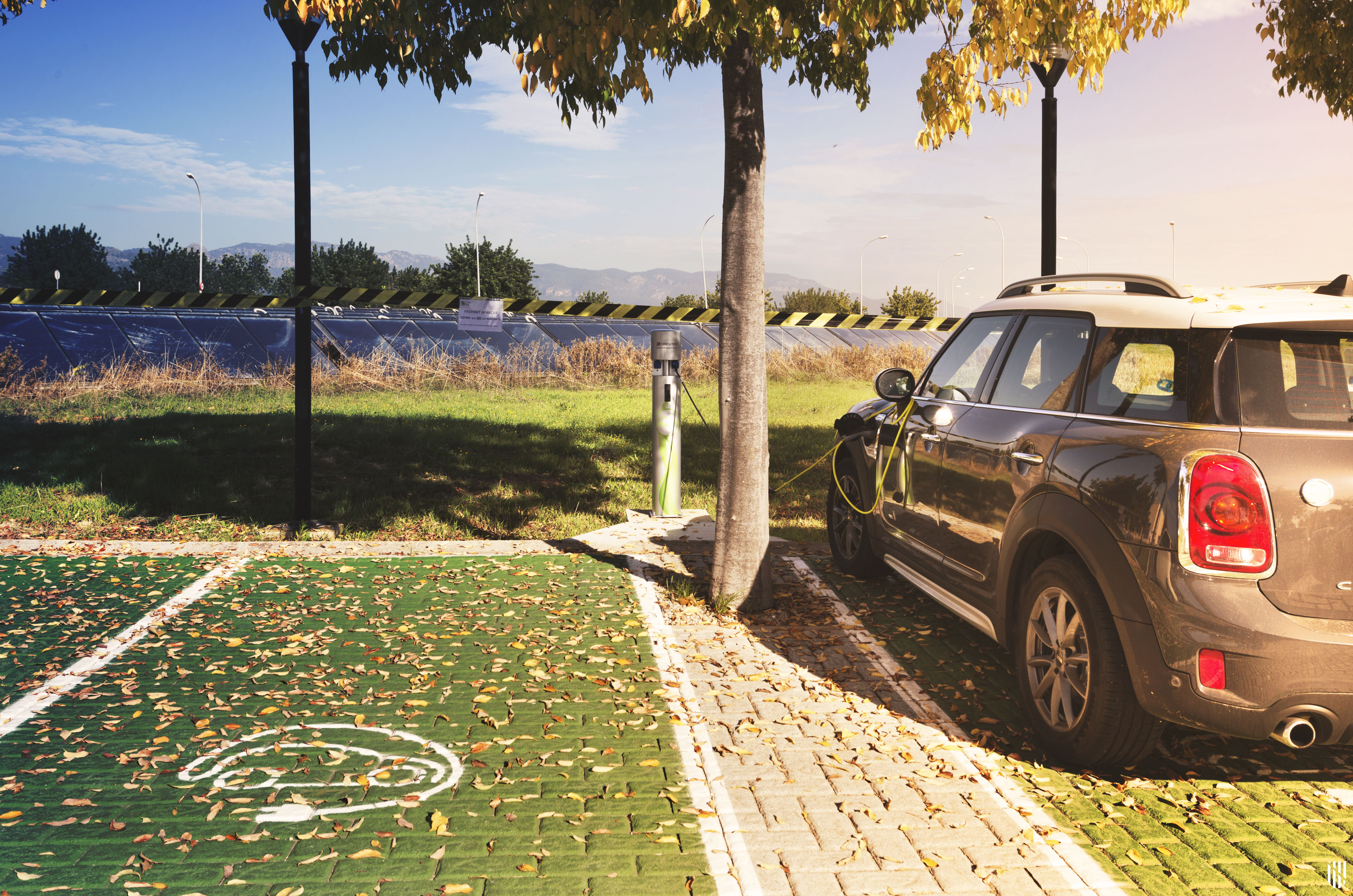 Vehículo eléctrico aparcado en un punto de recarga 