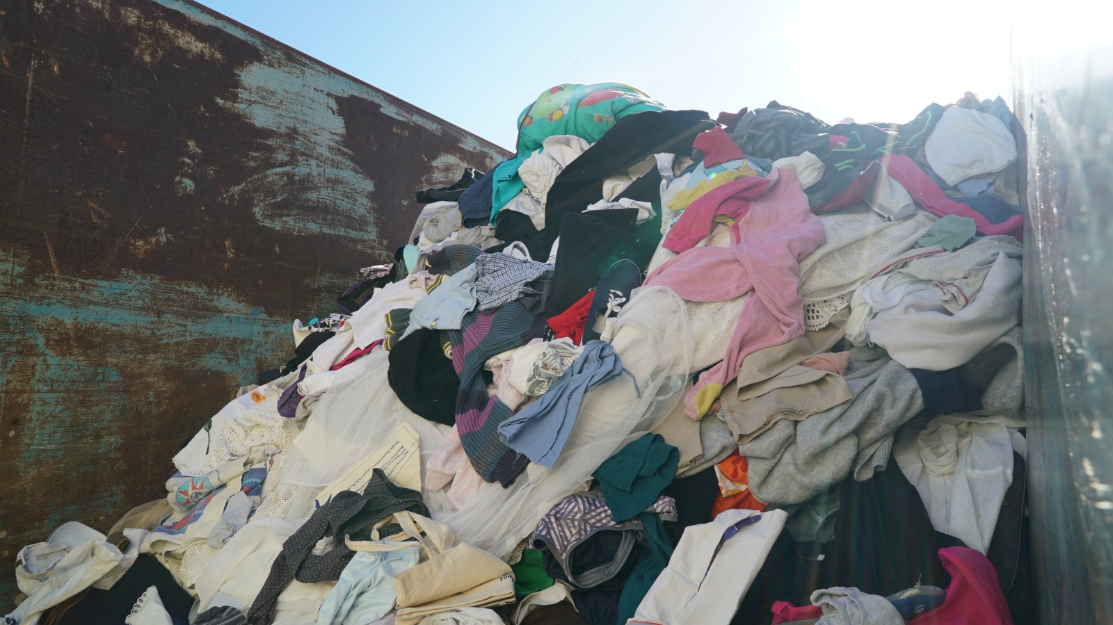 Contenidor amb roba usada