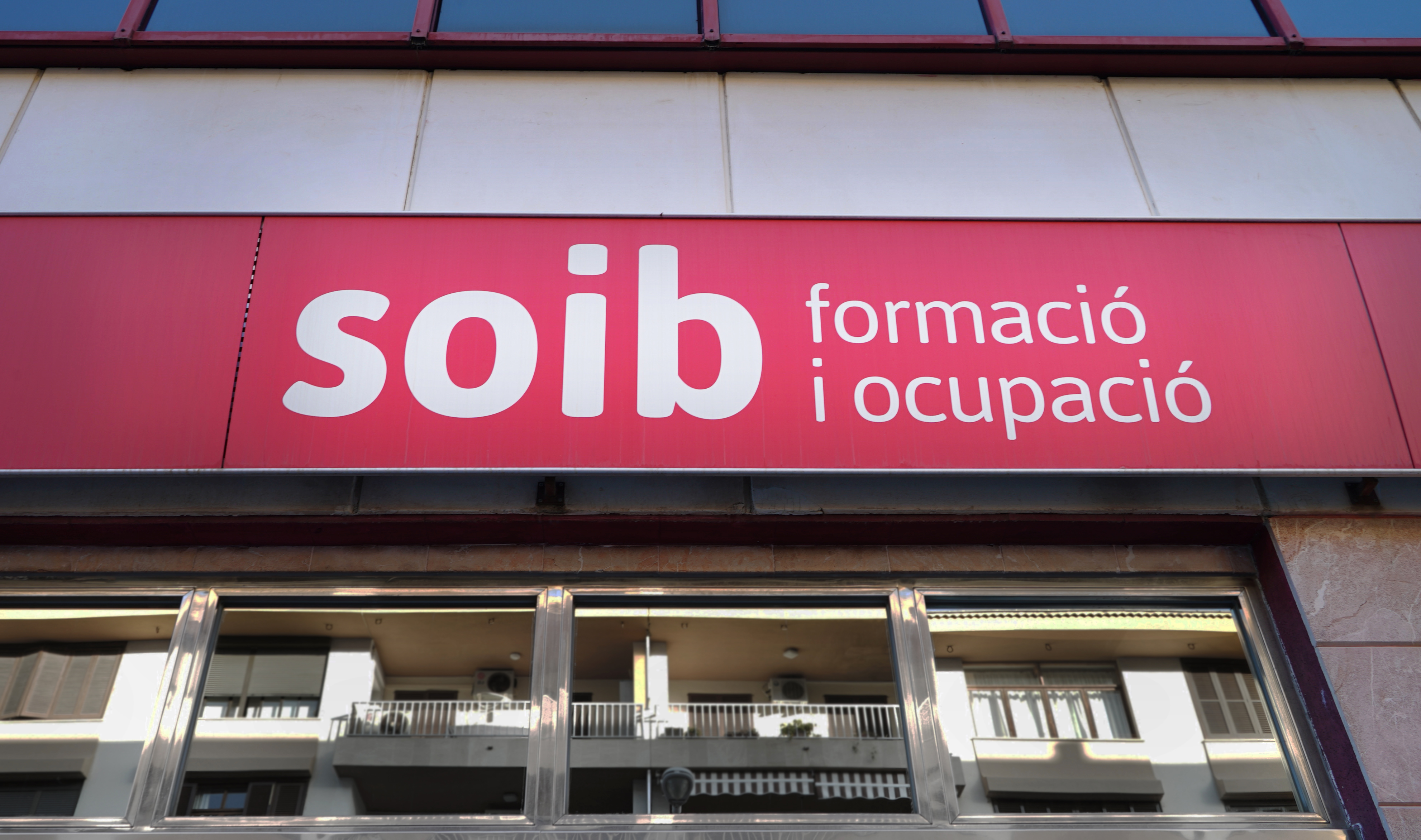 Fachada edificio con el logotipo del servicio