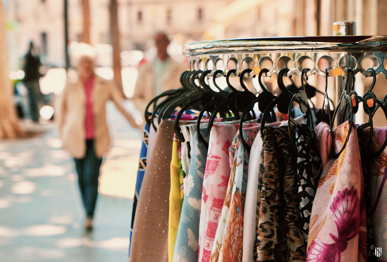 Penjador al carrer botiga de mocadors