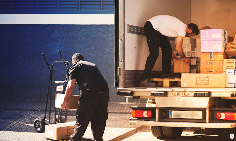 Professionals descarregant un camió