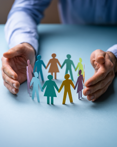 Figuras de papel de personas de diferentes colores