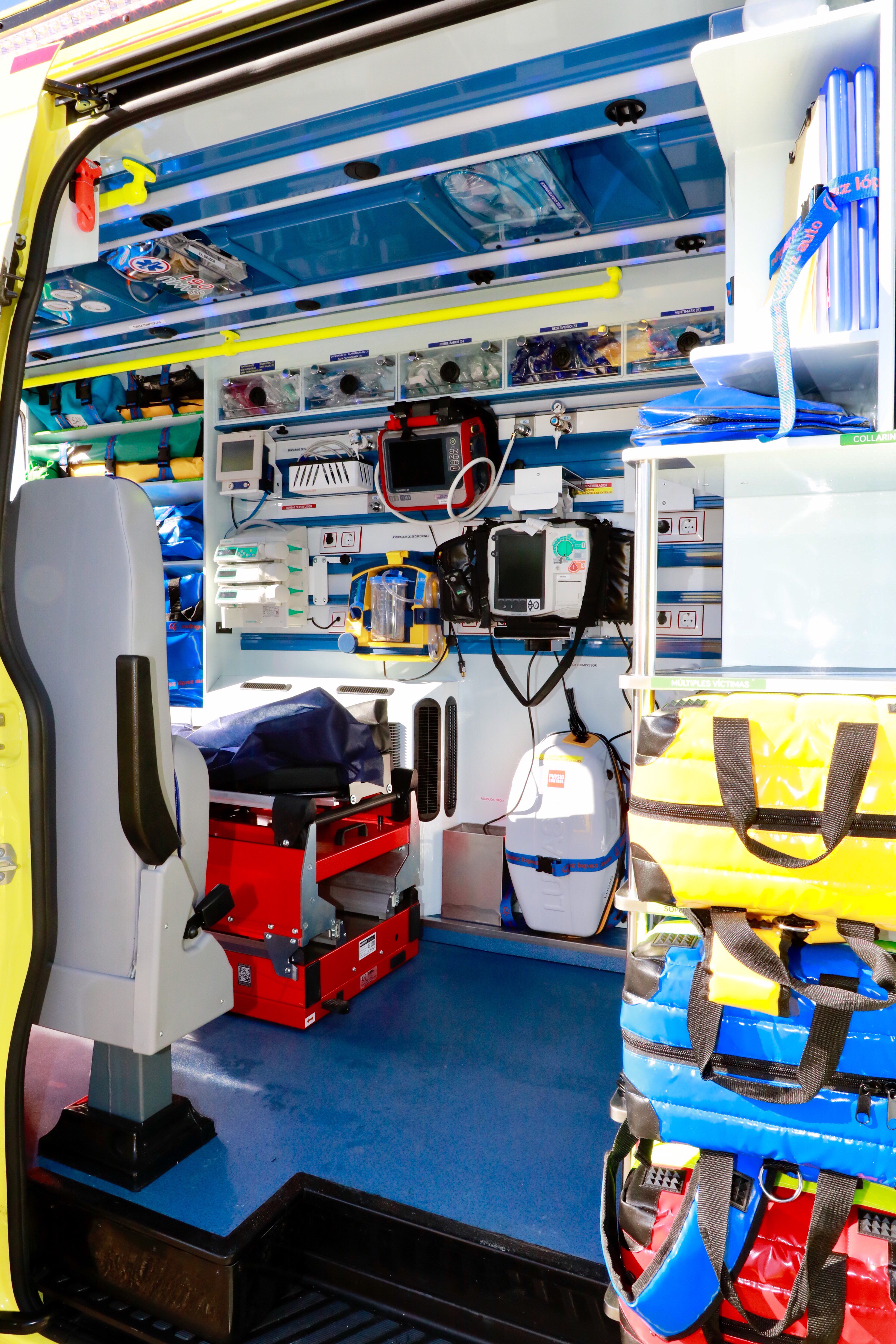 Insterior d'un vehicle de transport sanitari